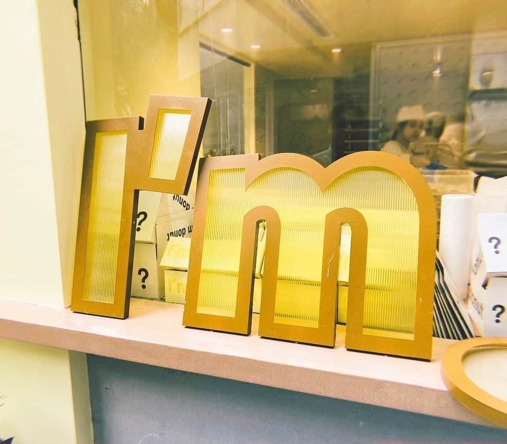ベッキーのインスタグラム：「アイムドーナツ？の原宿店が本日オープンらしいです。  ってことで昨日、オープン前ですが遊びに行ってみました。 相変わらずおいしいいいいいい。 揚げたて初めて食べたけど天才すぎいいいいいい。  ってか昨日の時点で看板できてなかったけど、今日のオープンに間に合ってるかな！？🤣」