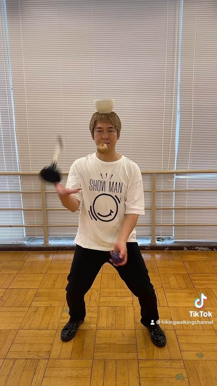 松田洋昌のインスタグラム：「重い球と硬い球と掃除用具をジャグリングして硬い球を頭の器に入れようとしてます。 #技  #スーパーイリュージョン #チャレンジ  #バズれ  #挑戦」