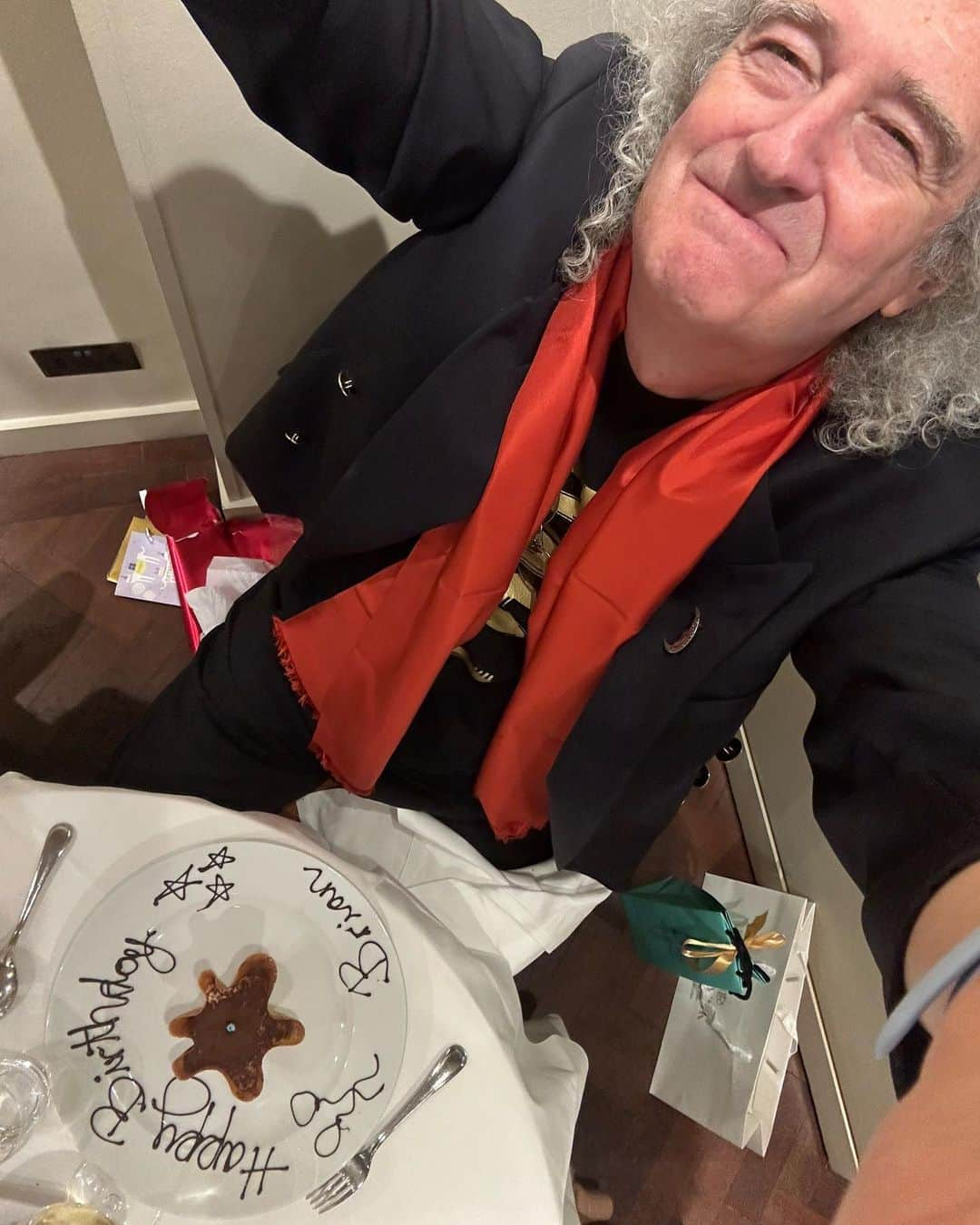 ブライアン・メイさんのインスタグラム写真 - (ブライアン・メイInstagram)「It’s a Star Fleet birthday dessert (with candle !!) Thanks dear Samina and Amelia ! Bri」7月15日 11時06分 - brianmayforreal