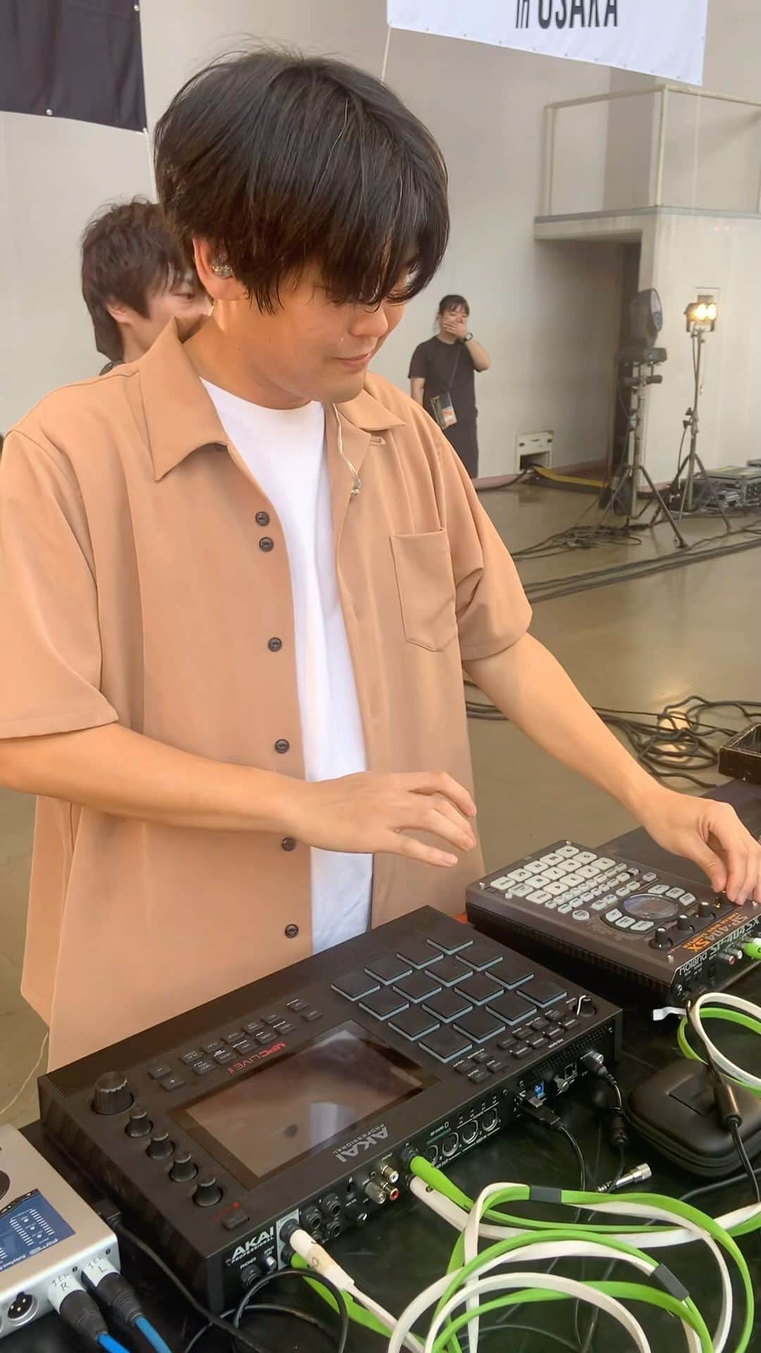 Boseのインスタグラム：「昨日の大阪野音。STUTSくんとシンコ。スチャダラパーの1995年の曲「B-BOYブンガク」をリハーサルしています。ドラムマシンのプレイが完璧過ぎてヤバい笑 #fm802 #gimbeam  #stuts」