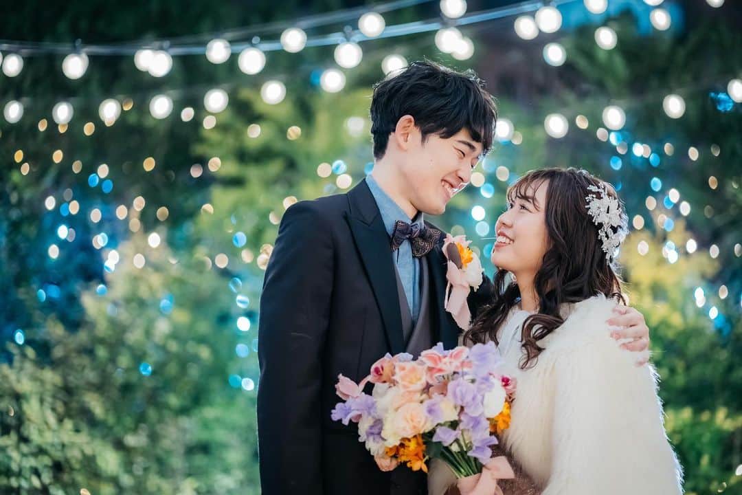 アニヴェルセル 大阪 公式のインスタグラム：「*  イルミネーションが 綺麗なガーデン＊  結婚式を終えた おふたりの笑顔が素敵です♪  @anniversaire_official  @anniversaire_osaka   #結婚式 #ウェディング #アニヴェルセル #アニヴェルセル大阪 #大阪結婚式場 #大阪結婚式 #なんば結婚式 #なんば結婚式場  #プレ花嫁 #アニ嫁 #2023花嫁 #2024花嫁 #式場見学 #ブライダルフェア #フォトウェディング #ウエディングフォト #大聖堂 #大聖堂ウェディング」