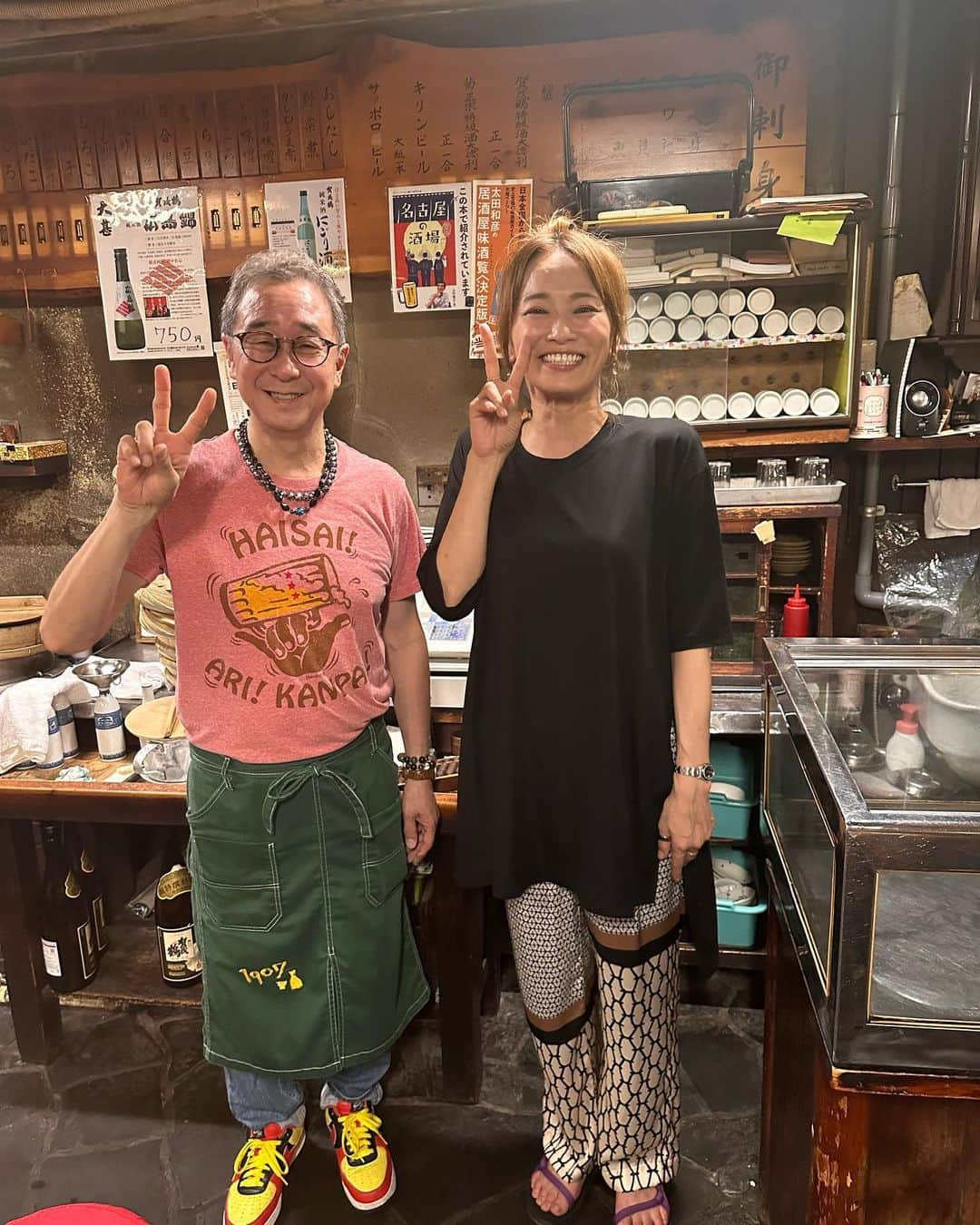 倉本康子さんのインスタグラム写真 - (倉本康子Instagram)「★ 〜ヤッコの酒旅〜 「大甚　本店」@名古屋 @daijin1907  〜前編〜  名古屋に行ってきましたー！！！ 名古屋きっての超老舗酒場「大甚」へ！  友人でもある角界の浦風親方からも「え？！行ったことないの？！」と驚かれたばかりですが、遂に！念願叶って行けましたよー！🤩✨  風格ある外観、圧巻のお料理&お酒&雰囲気。。。 感銘を受けたのはお店の方のお姿でした。  御歳85歳の三代目が「いらっしゃいませー！」「ありがとうございましたー！」と大きな声で頭を下げている。四代目も女性陣も然り。 (そして、85歳の三代目は短パンでシャネルのメガネ！) (情報量の大渋滞です！笑) (だから前後編にしてみました)  改めまして、、、 伝統にあぐらをかかない姿勢。 あぁ、こういう大将が代々守ってきたからこその超老舗酒場として君臨し続けていられるんだな、と感銘を受けました。  最高に心地酔い大甚、大ファンになりました！  (お料理やメニューなどは後編で！)  NO ALCOHOL, NO LIFE !!  #ヤッコの酒旅 #noalcholnolife #酒場 #居酒屋 #バー #酒旅 #倉本康子 #かんぱいでーす #乾杯でーす #やっこ持ち #ヤッコ持ち #アラフィフファッション #アラフォーファッション #ootd #カジュアルコーデ #fashion #fashioncordinate #izakaya #beer #一食入魂 #魂を感じる店 #一駅一店 #出会いがご縁 #大甚本店 #名古屋が誇る名店 #超老舗酒場 #マルエフ」7月15日 11時10分 - yasuko_kuramoto_yakko