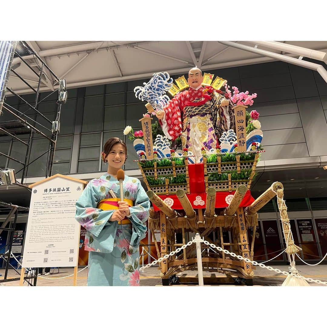 松下由依さんのインスタグラム写真 - (松下由依Instagram)「💐  博多祇園山笠2023 4年ぶりの通常開催で沿道には たくさんのお客さんが集まりました！！  追い山生まれの私にとっても 4年ぶりにちゃんと誕生日を迎えられた気がしています。  今年も廻り止めを担当させていただきました。  舁き手のみなさんがマスクをしていないので、 表情の移り変わりを心から楽しませてもらい 沿道からの大きな大きな拍手と応援に感極まりました。  いろんな思いを馳せながら迎えた追い山。 全流れが無事に奉納を終えられたことに感謝します。  素敵な誕生日になりました。 博多の夏。最高ですね。  #博多祇園山笠 #追い山の日に生んでくれてありがとう #両親が廻り止めで見てくれていたようです」7月15日 11時12分 - matsushita_yui_kbc