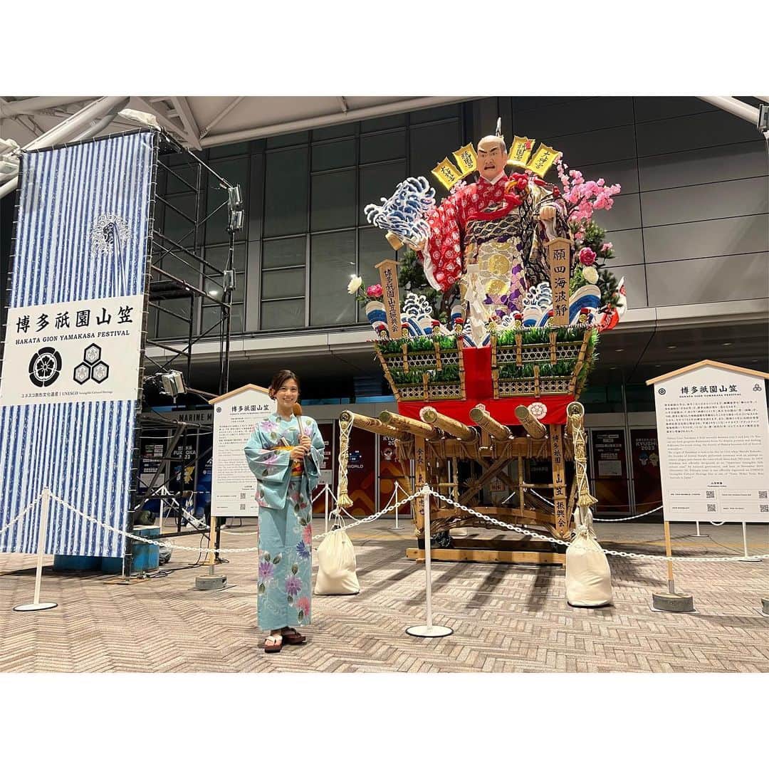 松下由依さんのインスタグラム写真 - (松下由依Instagram)「💐  博多祇園山笠2023 4年ぶりの通常開催で沿道には たくさんのお客さんが集まりました！！  追い山生まれの私にとっても 4年ぶりにちゃんと誕生日を迎えられた気がしています。  今年も廻り止めを担当させていただきました。  舁き手のみなさんがマスクをしていないので、 表情の移り変わりを心から楽しませてもらい 沿道からの大きな大きな拍手と応援に感極まりました。  いろんな思いを馳せながら迎えた追い山。 全流れが無事に奉納を終えられたことに感謝します。  素敵な誕生日になりました。 博多の夏。最高ですね。  #博多祇園山笠 #追い山の日に生んでくれてありがとう #両親が廻り止めで見てくれていたようです」7月15日 11時12分 - matsushita_yui_kbc