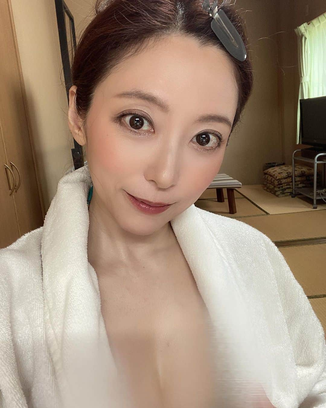 白木優子のインスタグラム：「まだ見せられない衣装🤫 この間の撮影 出来上がりがめちゃくちゃ楽しみ🎵」