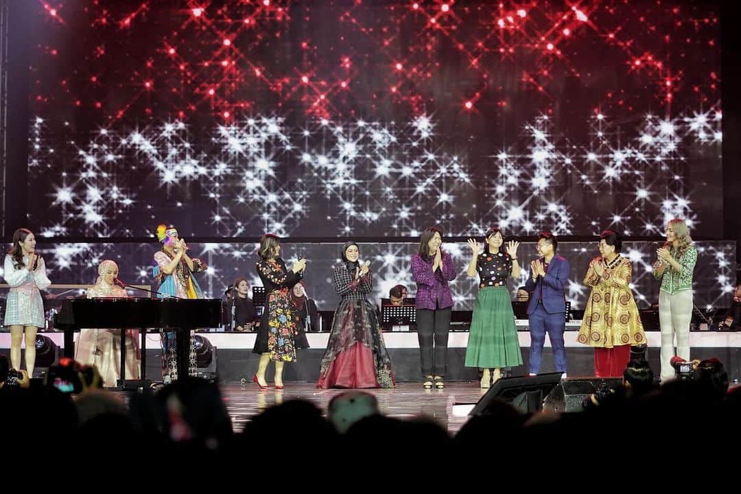 グレイシア・ポリーさんのインスタグラム写真 - (グレイシア・ポリーInstagram)「Thank you for the recognition and appreciation to me as one of Wanita Hebat Indonesia.   About last night at the concert of Wanita Hebat by @prestigepromotions.id ♥️」7月15日 11時24分 - greyspolii