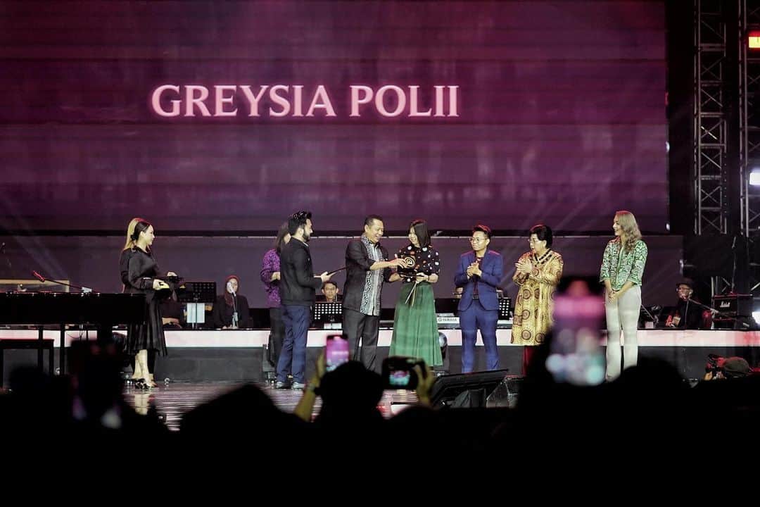 グレイシア・ポリーさんのインスタグラム写真 - (グレイシア・ポリーInstagram)「Thank you for the recognition and appreciation to me as one of Wanita Hebat Indonesia.   About last night at the concert of Wanita Hebat by @prestigepromotions.id ♥️」7月15日 11時24分 - greyspolii