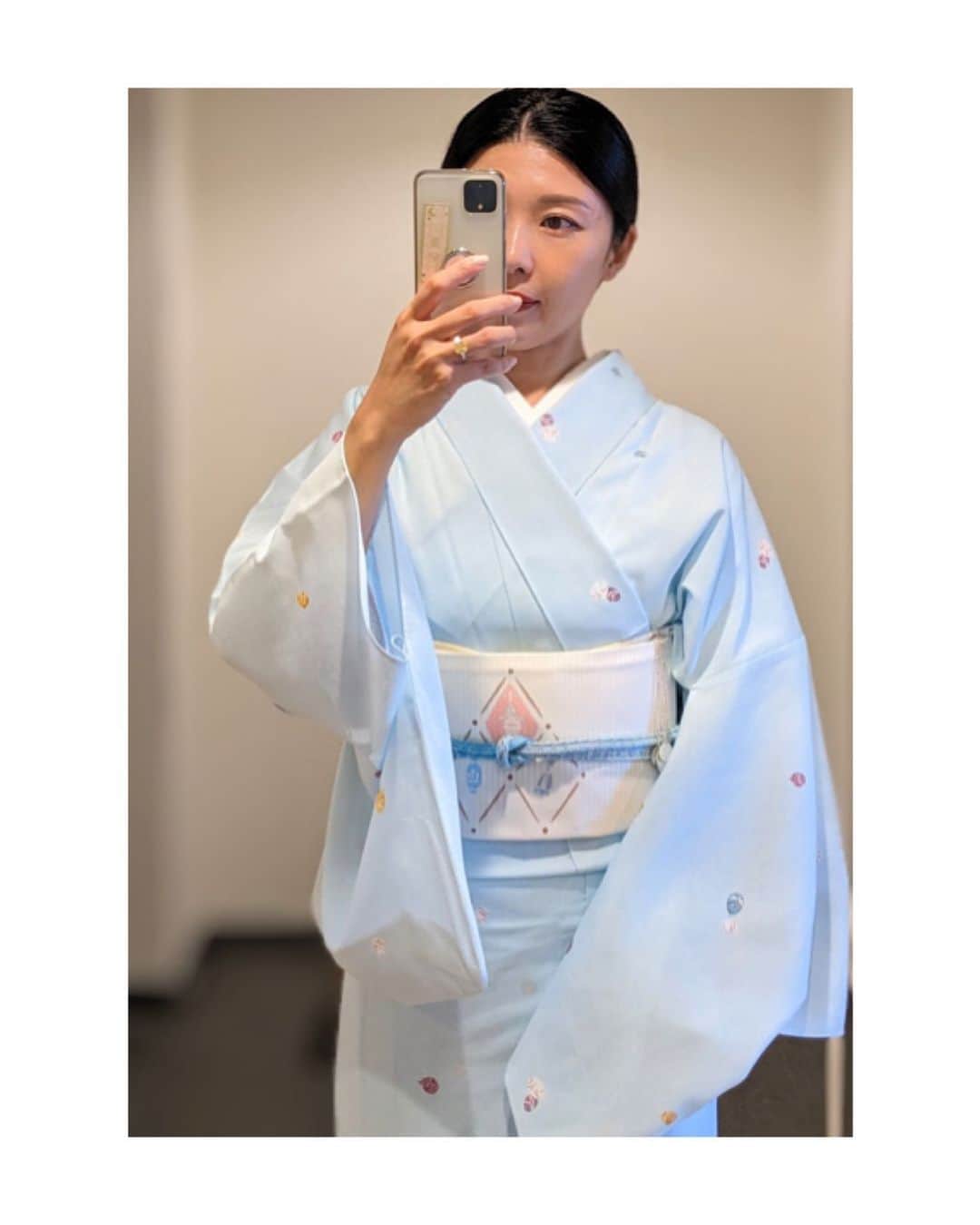 川村亜紀のインスタグラム：「祇園祭は宵々山の日ですね。 皆さま、暑さにお気をつけてお過ごしください。 ＊鏡に向かい撮影しておりますゆえ、衿合わせが反対に見えております。ご了承下さい。 #kimono #kimonocordinate #japanesekimono #japanesetradition #beautifultradition #lovekimono  #instakimono #기모노  #お着物 #お着物コーディネート #着物コーディネート  #夏着物 #絽の小紋 #小紋 #夏帯 #絽塩瀬 #長吉呉服店 さん #亜紀の和装記録」