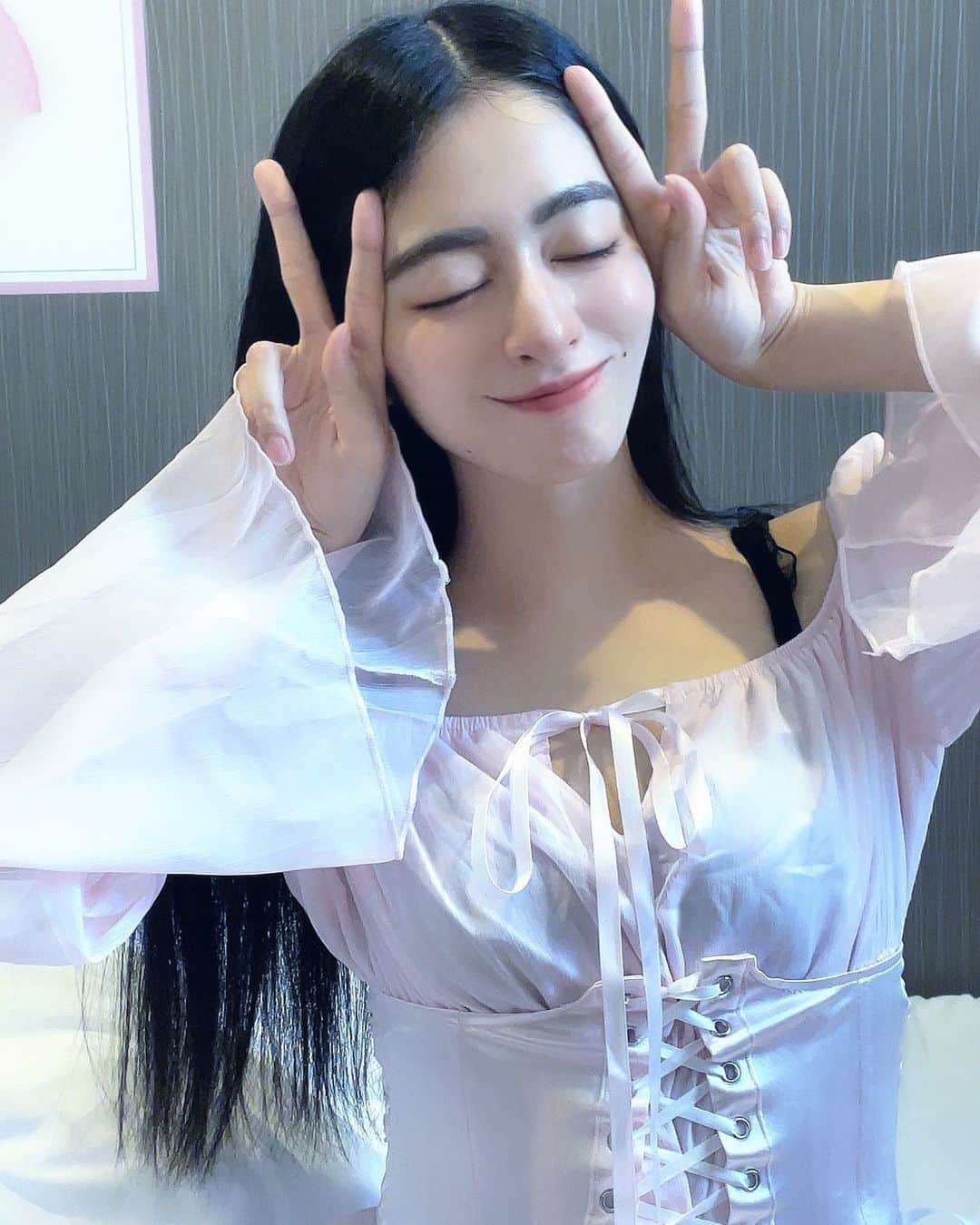 のインスタグラム：「アンバサダーモデルしてます、 @strawberryfields.japan  のワンピース🩷🩷🩷 可愛すぎて🤦‍♀️ プール行く時に着たら可愛いな思ってるから、今年の夏はプールたくさん行きます✨♡笑  ちなみに私のフォロワーさん限定でこちらの割引コード使うと25％offで買えちゃうよ🩷🩷  割引コード⬇️ 7MIHO25  他にも可愛すぎるアイテムたくさんあるから、まずはショップHPを見てみてねん🩷  #fyp #fashion  #onepiece #japanesegirl  #loveislove  #model  #actor #talent #アンバサダーモデル #ファッションコーデ」