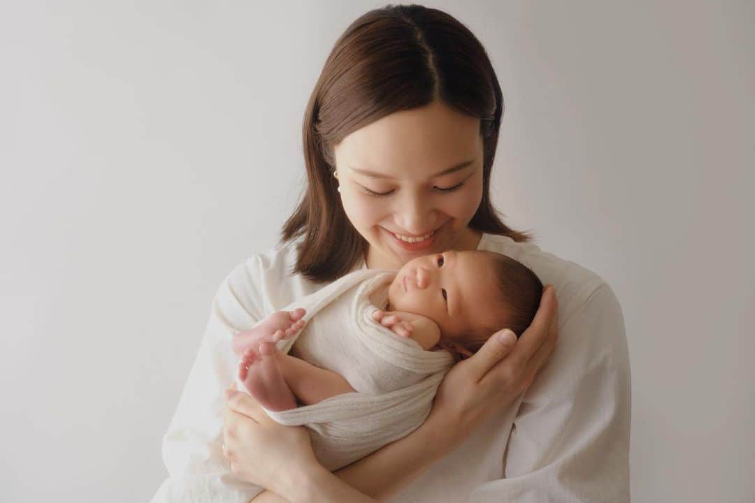 結城はゆるのインスタグラム：「🤍 　 　 　˗ˏˋ  𝗡𝗲𝘄𝗯𝗼𝗿𝗻 𝗽𝗵𝗼𝘁𝗼  ˎˊ˗ 　 　 　 　両手でおさまるぐらいの大きさ👐🏻 　今はもうこやって抱っこ出来ないもんなぁ、一瞬だ😢 　毎日一生懸命成長してくれてありがとう。 　これからどんな表情見せてくれるか、ずっとずっと楽しみだよ🕊️🤍 　 　 　 　 　 　 #ニューボーンフォト #ニューボーン #家族写真 #新生児 #新生児フォト  #ママカメラ #新米ママ #初マタ #プレママ #赤ちゃん #赤ちゃんのいる生活 #赤ちゃんのいる暮らし  #男の子ママ #男の子ベビー #令和5年ベビー  #ゼクシィbaby #mamagirl #たまひよ #newbornphotography #babyboy #familyphotography #mybaby」