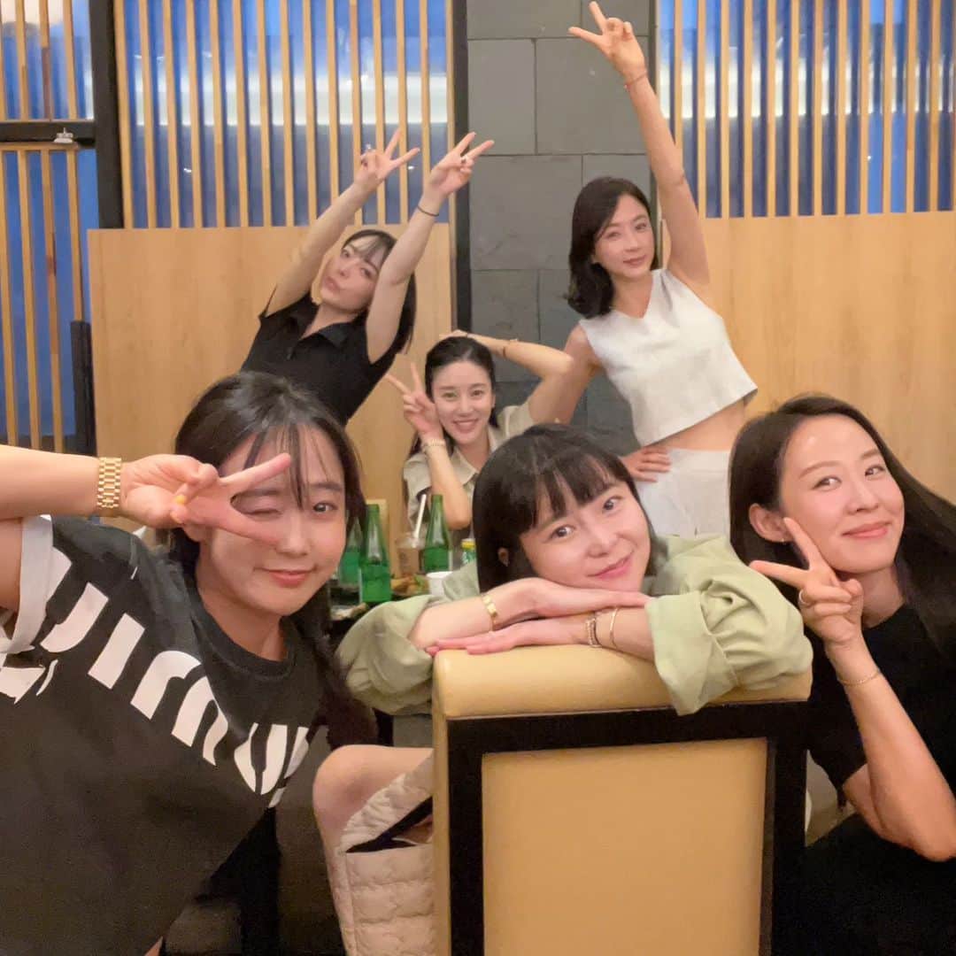 キム・サヒのインスタグラム：「우린 행복했찌💛 사랑과 행복이 가득했던밤이였찌 ㅎㅎ 무서운 여자 7명이 모여서 세상신나신나 했찌🩵  우리 량희 생일축하행🎂  마지막사진 누가찍어준거냐 ㅋ  쫌 맘에드네 ㅋㅋㅋ」