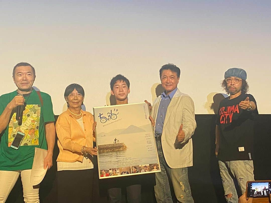 池内ひろ美さんのインスタグラム写真 - (池内ひろ美Instagram)「映画『ちゃりへん』お誘いいただいて、舞台挨拶も拝見しました。 #桑田浩一 監督とは、2012年に出演させていただいた映画『百年の時計』以来の再会でした。監督はまったくお変わりなくて懐かしい！  『#ちゃりへん』は、（岡山県人でもあまり知らない）児島八十八ヶ所霊場を、祈りを込めて少年が自転車で巡る物語で、知らないはずなのに懐かしく感じる風景と、瀬戸内の美しさと、のんびりと聞こえる岡山弁に癒されます。  主人公の少年 #西山隼人 君はじめ皆様がパンフにサインしてくださいました💕」7月15日 11時26分 - ikeuchihiromi