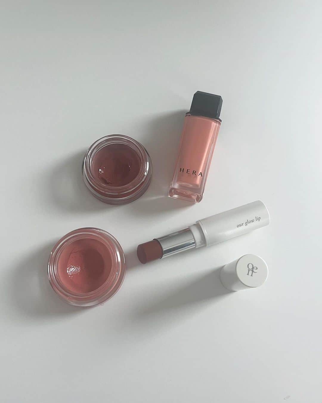 ミナ のインスタグラム：「요즘 favorite daily make up🤍 어제 올린 피드 블러셔랑 립 제품 많이 물어보셨는데 요즘 저의 최애 조합이랍니다🫶🏻  1. 립 제품은 @oenir_official 오에니르 아워글로우립 토스티 컬러 베이스로 발랐는데 발림성도 좋고 컬러가 차분하면서도 얼굴톤이 어두워보이지 않는 색이라 데일리로 쓰기 좋아요! 촉촉한 립밤 타입이라 은은한 광이 건강해보이는 느낌✨  2. 그리고 그 위에 @herabeauty_official 헤라 센슈얼 누드 글로스 노 허슬 컬러 얹어주었는데 누드 글로스 시리즈 너무 좋아요..🤍 원래 매트한 타입의 립만 쓰다가 요즘 촉촉한 메이크업에 빠져서 글로시한 립도 쓰고 있는데 입술만 떠 보이는 기름진 느낌이 아니라 입술이 도톰하고 예뻐보이는 은은한 광이 나요✨ 토스티랑 노 허슬 두 제품 컬러 조합이 좋아서 요즘 자주 씁니다  3. 블러셔는 마르고 닳도록 추천하고 추천한 @chanel.beauty.korea 샤넬의 립앤치크밤..🤍 저의 최애 컬러인 헬시핑크에 바이탈베쥬 컬러 위에 더 얹어서  차분하게 색채를 더해줬어요✨ 헬시핑크는 슬슬 바닥 부분이 보이기 시작해서 더 쟁여야할.. 단종되면 절대 안돼🥹  그럼 정보요정은 이만..🧚🏻‍♀️🤍🤍」