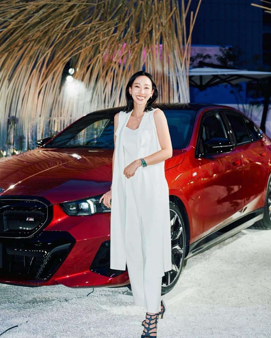 秋倉諒子さんのインスタグラム写真 - (秋倉諒子Instagram)「「FREUDE by BMW – THE GARDEN」 に一足お先に行ってきました🚘✨  オフィシャルで撮った写真の車は 日本で初めて展示されているBMW i5🚗💨 最新のテクノロジーで「美しさ」「走り」「機能」を 昇華したプレミアム・セダンの電気自動車！！  ラグジュアリー・セダンの電気自動車BMW i7も 期間限定にて展示するみたい🤭  7/14-9/17までOMOTESANDO CROSSING PARKにて開催されていまるから車好きの人もそうじゃない人も覗いてみてね！ 野外カフェ＆バーも是非楽しんでね😆♪  #BMWTheGarden #BMW」7月15日 11時30分 - ryokoak45