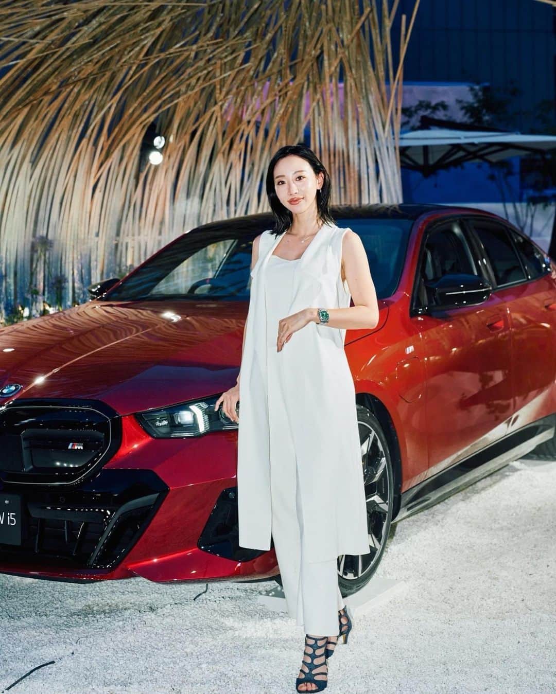 秋倉諒子のインスタグラム：「「FREUDE by BMW – THE GARDEN」 に一足お先に行ってきました🚘✨  オフィシャルで撮った写真の車は 日本で初めて展示されているBMW i5🚗💨 最新のテクノロジーで「美しさ」「走り」「機能」を 昇華したプレミアム・セダンの電気自動車！！  ラグジュアリー・セダンの電気自動車BMW i7も 期間限定にて展示するみたい🤭  7/14-9/17までOMOTESANDO CROSSING PARKにて開催されていまるから車好きの人もそうじゃない人も覗いてみてね！ 野外カフェ＆バーも是非楽しんでね😆♪  #BMWTheGarden #BMW」