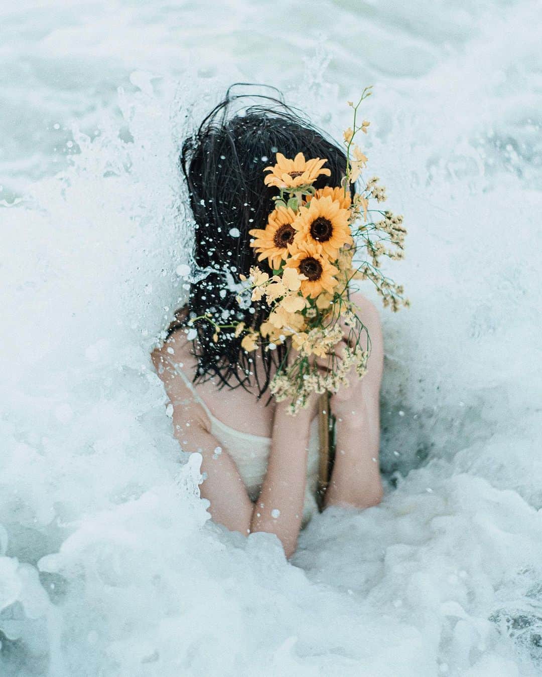 haru wagnusのインスタグラム：「If the here and now is beautiful, it's alright to let go of the past.  今が美しければ過去を忘れたっていい。  #入水フォトウォーク  #wagnusの写真教室」