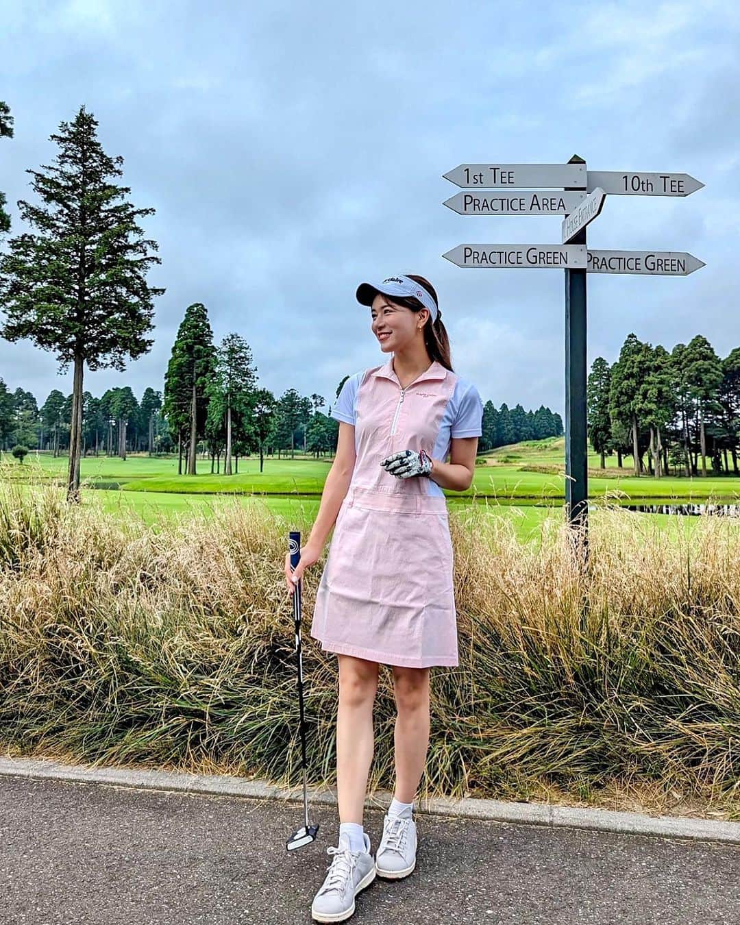 石井里奈さんのインスタグラム写真 - (石井里奈Instagram)「憧れの東京クラシックへ⛳️ @marieclaire_golf のゴルフウェアを着て🥰✨ 淡いピンクが女子らしくて可愛い！ サンバイザーも可愛いよ😍 . みんな仲良く応援しながらエンジョイゴルフでとっても楽しかった！ ありがとうございました👏 . スコアは109でした🫠 なかなか難しかったです！ アプローチがまだまだ課題！ . #ゴルフ女子 #ゴルフ #ゴルフスイング #ゴルフウェア #ゴルフコーデ #golf #golfswing #golflife #marieclaire #マリクレール #マリクレールゴルフ #marieclaireidees #tokyoclassic #東京クラシック」7月15日 11時42分 - ri7tin1025