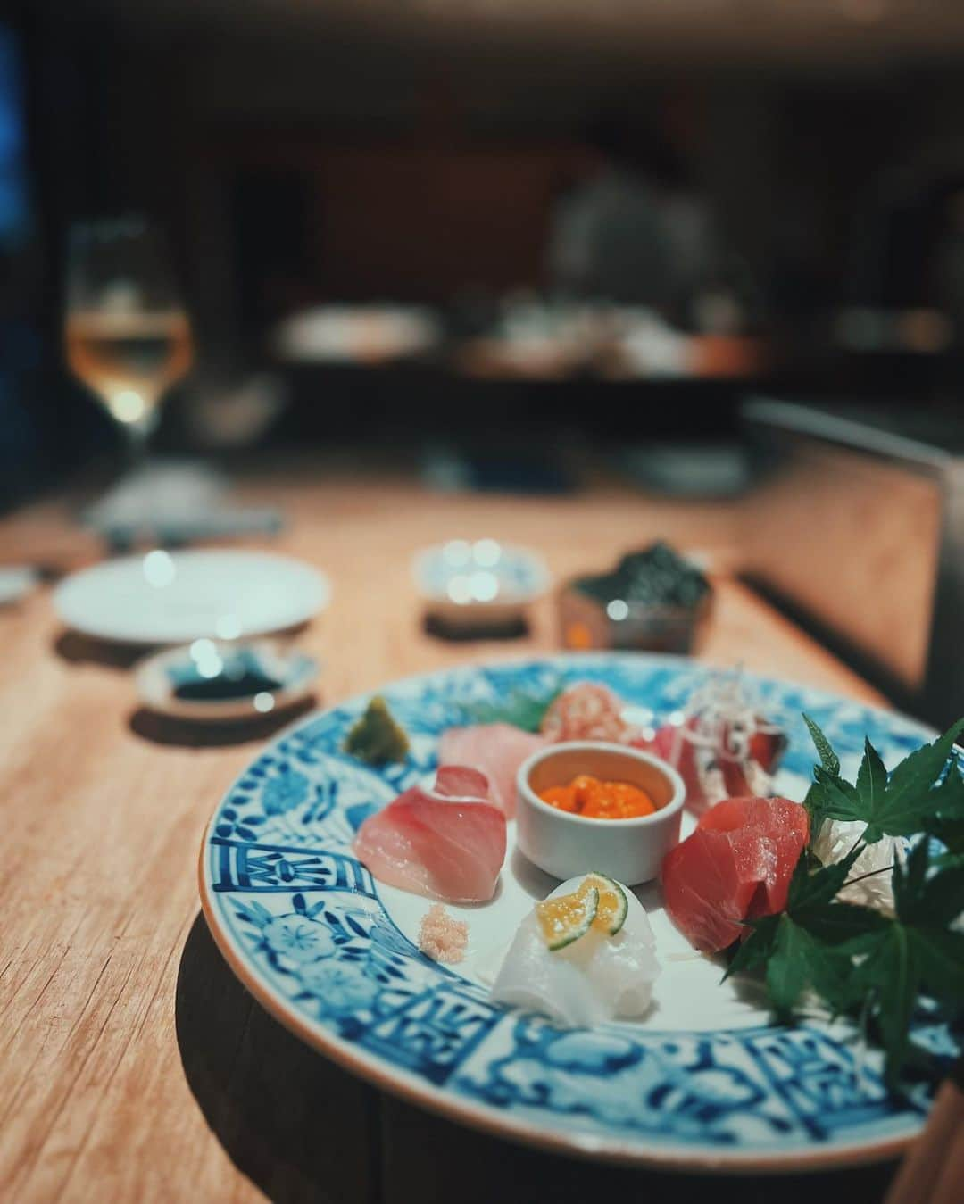 白澤貴子さんのインスタグラム写真 - (白澤貴子Instagram)「Memorial nights in Okinawa  沖縄の夜たち。 美味しいご飯も美味しいお酒も堪能したいから、毎晩、早めの時間に食事をしてからバーに移ってゆるりと一杯。  どのお店に行っても、年齢も性別も職業も問わず、同じ時間、同じ空間に偶然居合わせた人から様々な身の上話を聞いたり、沖縄の情報交換をしたり… 基本的に極度な人見知りな私にとって東京では絶対にないことなのだけど、こうしてみると普段にはないたくさんの刺激と感動が得られて… オープンマインドにいる時間もたまには良いな、なんて日本で思えたのは何年振りだろう。  ちなみに３夜のうちの１夜の食事は沖縄食材を活かした和食料理、ホテル内のSHIKAKUへ。 目の前で美味しい食事を仕上げながら素敵な現地情報を教えてくださりとても贅沢で有意義な時間。  そしてどの日も、翌日には身体も心も喜ぶ豊かな朝食ビュッフェが盛大に迎えてくれて、私たちはほぼ昼を食べることなく毎日を過ごしました笑(動画は洋食側ですが、実は海鮮丼も作れる和食コーナーもあり)  どのディナーも大正解だったけれど、とっても行きたかったのに今回予約の取れなかったお店がいくつかあるのでまた再トライしたい♡  #白澤と沖縄県」7月15日 11時43分 - takakoshirasawa