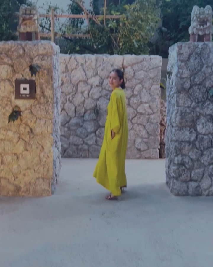 白澤貴子のインスタグラム：「Memorial nights in Okinawa  沖縄の夜たち。 美味しいご飯も美味しいお酒も堪能したいから、毎晩、早めの時間に食事をしてからバーに移ってゆるりと一杯。  どのお店に行っても、年齢も性別も職業も問わず、同じ時間、同じ空間に偶然居合わせた人から様々な身の上話を聞いたり、沖縄の情報交換をしたり… 基本的に極度な人見知りな私にとって東京では絶対にないことなのだけど、こうしてみると普段にはないたくさんの刺激と感動が得られて… オープンマインドにいる時間もたまには良いな、なんて日本で思えたのは何年振りだろう。  ちなみに３夜のうちの１夜の食事は沖縄食材を活かした和食料理、ホテル内のSHIKAKUへ。 目の前で美味しい食事を仕上げながら素敵な現地情報を教えてくださりとても贅沢で有意義な時間。  そしてどの日も、翌日には身体も心も喜ぶ豊かな朝食ビュッフェが盛大に迎えてくれて、私たちはほぼ昼を食べることなく毎日を過ごしました笑(動画は洋食側ですが、実は海鮮丼も作れる和食コーナーもあり)  どのディナーも大正解だったけれど、とっても行きたかったのに今回予約の取れなかったお店がいくつかあるのでまた再トライしたい♡  #白澤と沖縄県」