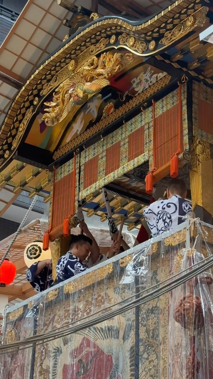 JAPAN TRIP 大人旅〜厳選の宿〜のインスタグラム：「．祇園祭／前祭宵山 Gion Festival / Saki-Matsuri Yoiyama  7/14、前祭の宵山が始まりました。 祇園祭も、この三連休で前半のクライマックスへ。  #京都 #祇園祭 #山鉾 #宵山 #日本三大祭 #京都旅行 #京都観光 #京都ぶらり  #kyototrip  #kyototravel #gionfestival #explorejapan #visitkyoto #explorekyoto #kyotostay」