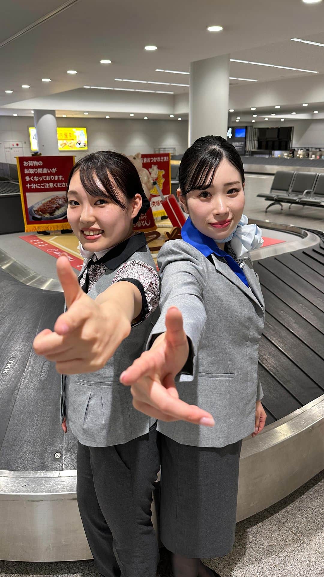 ANAのインスタグラム：「ポップなビート🪩🩵✨ #allnipponairways #groundstaff #nagoya #centrair #chubucentrairinternationalairport #ビートｄｅトーヒ」