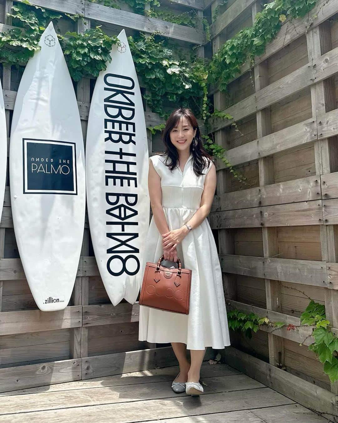 村上麻衣のインスタグラム：「💠Fashion💠 Onepiece @celford_official  Pamps @kanematsu_official   シルバーのフラットパンプスは、夏にぴったりかなと、 先日購入しました😊🍉🌻  銀座かねまつさんの靴は、 いちばん足が痛くならないのでリピートしてしまいます🤍  かねまつの黒のバレエシューズは今もう3足目です。 皮が柔らかくてほんとに履きやすい✨  . . 三連休ですね。 電車、めっちゃ混んでるー‼︎ 先ほど🚃乗って久々に乗車口の上を手で支えながら乗りました。 （わかるかな？） 隣の女子はスカートをドアに挟まれて苦戦してました💦  皆さまご無事にお楽しみくださいませ😌  #ファッション #ワンピース#ワンピースコーデ #セルフォード #celford #今日のコーデ #今日のファッション #アラフォーコーデ #アラフィフコーデ #fashion #フラットシューズ #銀座かねまつ」