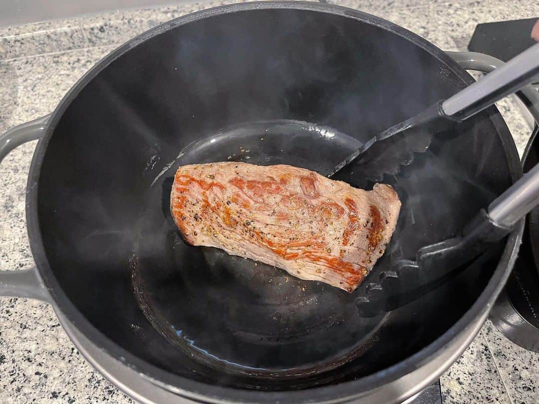 田中響子さんのインスタグラム写真 - (田中響子Instagram)「ライスポットを使って ローストビーフを作りました🌿  お肉の表面に焼き色をつけたら おろし玉ねぎ、混ぜ合わせた調味料を入れて スイッチを入れて待つだけ。  産後でまだ外出できないので ネットスーパーで手に入った レシピより小量のもも肉でしたが とっても美味しくできて感動…🤍  ライスポット、炊飯器なのに 焼いたり、低温調理ができたりと 万能すぎます…！！！  次はとうもろこしご飯を炊こうかな🌽」7月15日 11時47分 - coco.golf