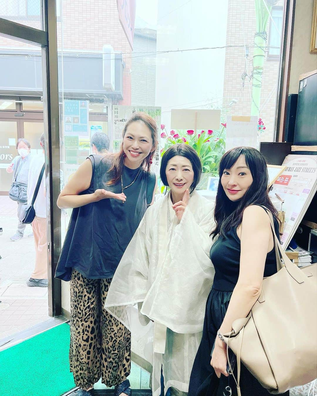 翠千賀さんのインスタグラム写真 - (翠千賀Instagram)「大先輩の風祭ゆきさんの舞台「隅田川」をお友達の江口ナオちゃんと。隅田川はわたしの心から尊敬する師匠、中村健先生が演じる狂女を見たのが20年前… いろんな経験をしてゆきさんの狂女を観れて涙を堪えるのに必死だった。 女優という仕事はすごい…学びがたくさん。 で、この日はたくさんナオちゃんに遊んでもらいました❤️ ゆきさん、ナオちゃんありがとうございました！  #風祭ゆき さん #隅田川 #舞台 #女優 #江口ナオ ちゃん」7月15日 11時47分 - chika.midori