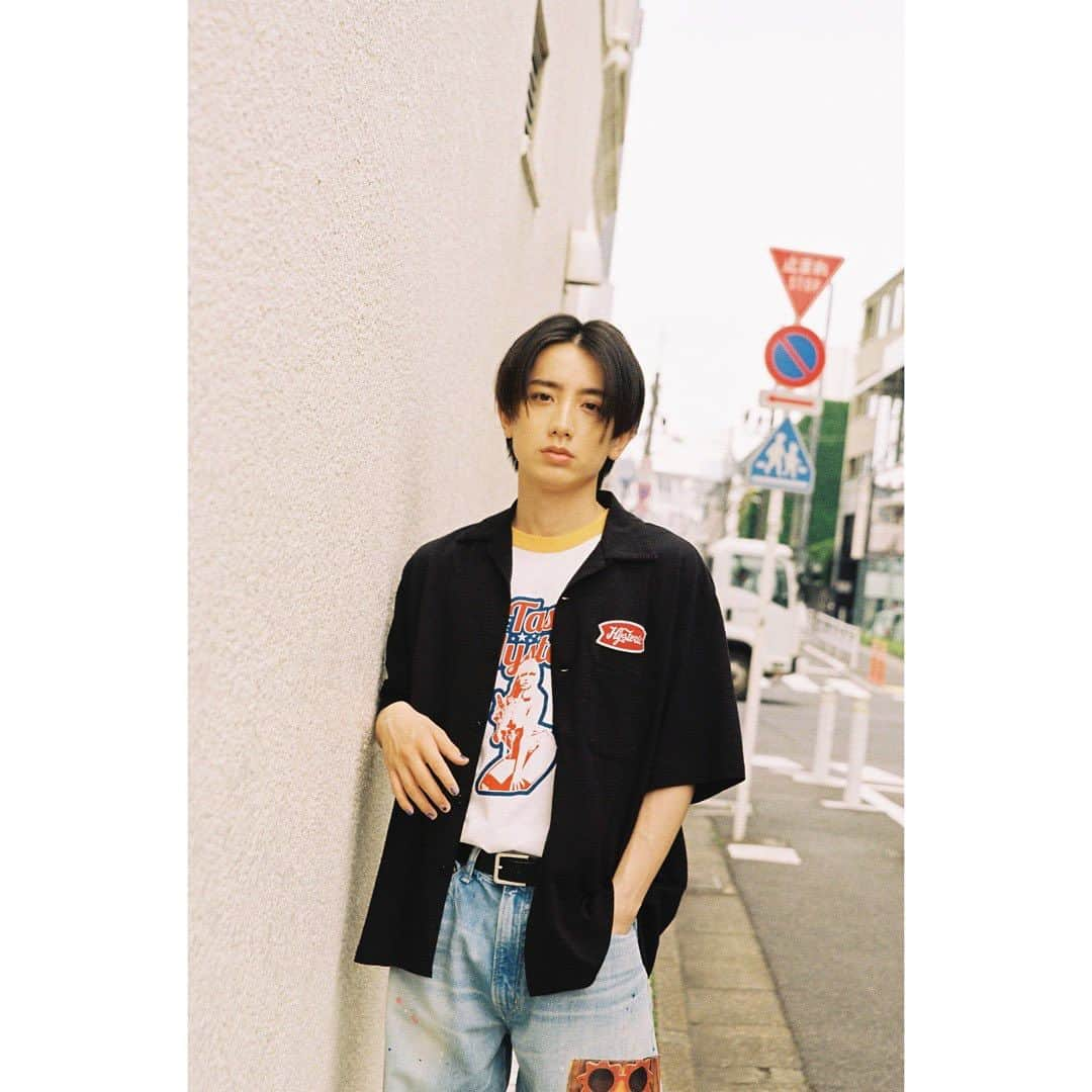 miniのインスタグラム：「発売されたばかりのmini8月号のMY♡TYPEには俳優の#小西詠斗　くんをが　@hystericglamour_tokyo のお洋服をまとって登場！　 理想のデ―ト服やデートコースなどについて聞いてみました！ 映画、舞台、ドラマにと活躍中の小西くんの主演映画「尾かしら付き。」は8月18日公開！ ぜひチェックしてね！  ITEM CHECK！ Tシャツ￥11,000 シャツ¥22,000 デニムパンツ〈7 月末発売予定〉￥48,400 以上すべてヒステリックグラマー ベルト／スタイリスト私物  photography_YURI HORIE ( model )  styling_RIE OSHIO  hair & make-up_TSUKUSHI TOMITA [ TRON ]」