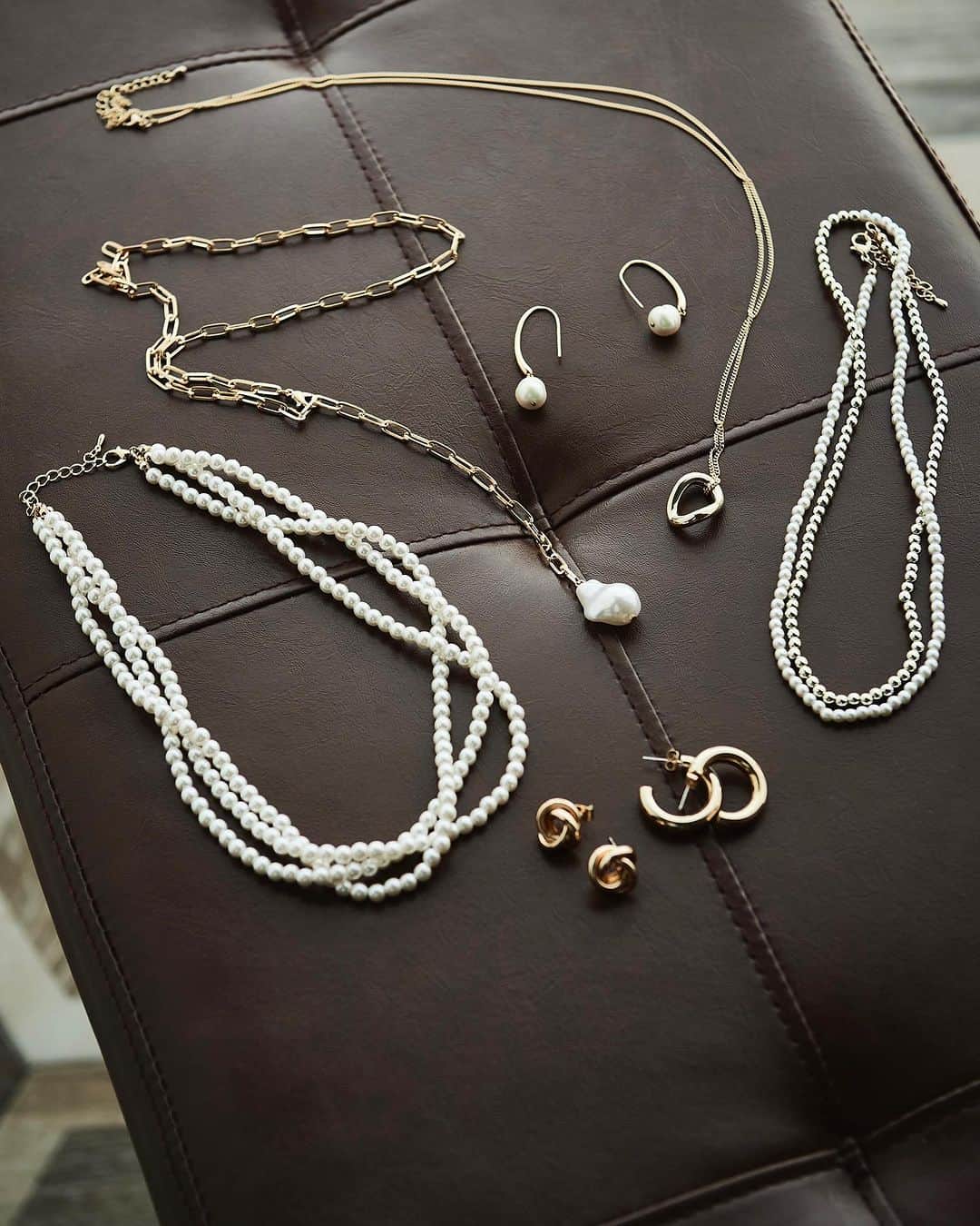 le. coeur blancのインスタグラム：「【 accessory 】 ⁡ 現在ルクールブランでは 様々なアクセサリーを展開中。 ⁡ さりげなくお顔周りを華やかにする小ぶりなアイテムは、ワンツーコーデの夏からレイヤードスタイルを楽しむ秋にも大活躍✨ ⁡ ⁡ ▶アイテムをタップで詳細をチェック🛒 ⁡ ----------- ⁡ 1. ツイストパールショートネックレス ¥4,400 no. 3137100103 shop / online store : 販売中 ⁡ 2. バロックパールチェーンネックレス ¥3,960 no. 3137100102 shop / online store : 販売中 ⁡ 3. ニュアンスフープロングネックレス ¥3,520 no. 3137100101 shop / online store : 販売中 ⁡ 4. ガラスパールドロップピアス ¥3,520 no. 3137100104 shop / online store : 販売中 ⁡ 5. ニュアンスツイストピアス ¥2,970 no. 3137100106 shop / online store : 販売中 ⁡ 6. メタルフープピアス ¥2,970 no. 3137100105 shop / online store : 販売中 ⁡ 7. パール×メタルネックレス ¥4,400 no. 3137100100 shop / online store : 販売中 ⁡ ⁡ _____________________ < 𝗶𝗻𝘀𝘁𝗮 𝗹𝗶𝘃𝗲 𝘀𝗰𝗵𝗲𝗱𝘂𝗹𝗲 > ⁡ 7/21(金)、7/25(火) ⁡ ※日時は変更になる場合もございます。 　詳しくは前日のストーリーズでお知らせします。 ⁡ ⁡ ⁡ ⁡ ⁡ ⁡ ⁡ ⁡ ⁡ ⁡ ⁡ #lecoeurblanc #ルクールブラン #le_23aw #autumn #le_web #accessory #アクセサリー #ネックレス #ピアス」
