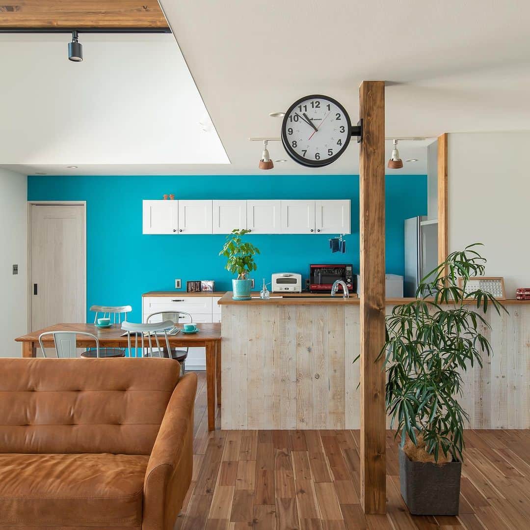 ルポハウス一級建築士事務所さんのインスタグラム写真 - (ルポハウス一級建築士事務所Instagram)「・ ・ ・ Youtube公開中 《爽やかな青空とヤシの木が似合う家》  ●Dining + Kitchen＿ レッドパインのウォールパネルをあしらったキッチン。 手元を隠す高さで、生活感は控えめに。 色と素材感にこだわって、好きと使いやすさを両立。 ・ ・ ・ 担当設計士/石田悠衣 @yui_ishida_  ・ ・ ・ 𓐌𓐌𓐌𓐌𓐌𓐌𓐌𓐌𓐌𓐌𓐌𓐌𓐌𓐌𓐌𓐌𓐌𓐌  ルポハウスの施工事例はこちらまで☞ @reposhouse  𓐌𓐌𓐌𓐌𓐌𓐌𓐌𓐌𓐌𓐌𓐌𓐌𓐌𓐌𓐌𓐌𓐌𓐌 #ルポハウス は#ちょっとかっこいい家 を"友人のために" という思いでつくっています。 一生に一度の#マイホーム。 「あなたにしかできない」×「ルポハウスだからできる」で、 私たちだけの#家づくり を思いっきり楽しんでみませんか？！ ・ ・ ・ #住宅 #注文住宅 #新築一戸建て  #一級建築士事務所 #設計事務所 #滋賀県の設計事務所 #家づくりアイデア #マイホーム計画 #キッチン #キッチンインテリア #キッチン収納 #無垢床 #アカシアフローリング #シンコールクロス #ba5086 #アクセントクロス #アクセントクロスブルー #造作棚 #キッチン腰壁 #腰壁キッチン #ココデコパネル #ラクシーナキッチン #イケアカップボード」7月15日 12時00分 - reposhouse