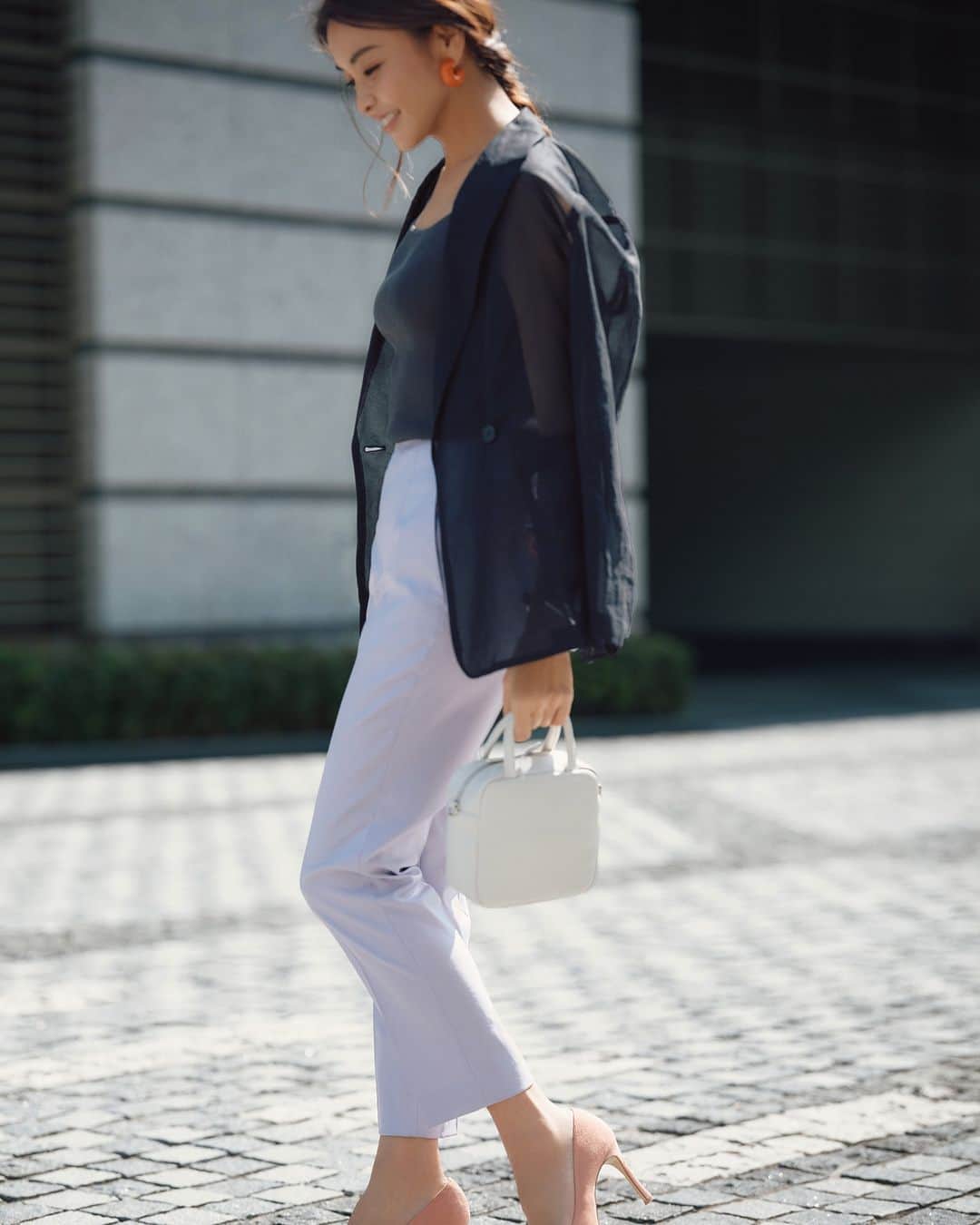 UNITED ARROWS さんのインスタグラム写真 - (UNITED ARROWS Instagram)「モデル滝沢眞規子さんを起用したウェブコンテンツに掲載。大変ご好評いただいたシアージャケットが再入荷。  繊細な透け感が魅力のジャケット。軽やかで、カーディガンのように気軽に羽織れるデザインが魅力です。リラックス感のある着心地ながらほどよくきちんとさもあり、さまざまなシーンで活躍します。この時期、冷房の効いた室内でも重宝する一着。  〈UNITED ARROWS〉 シアージャケット ¥27,500  #UnitedArrows #UnitedArrowsWomen #ユナイテッドアローズ  #シアージャケット  #ジャケットスタイル  #ジャケットコーデ  #大人カジュアル  #大人カジュアルスタイル #通勤コーデ #通勤スタイル #お仕事コーデ #お仕事服 #オフィスカジュアル #オフィスカジュアルコーデ」7月15日 11時52分 - unitedarrows_official