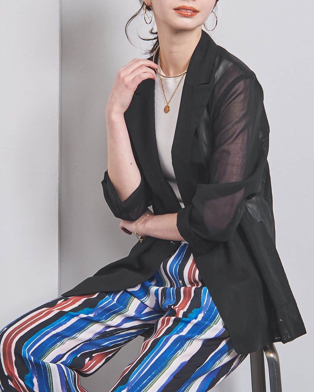 UNITED ARROWS さんのインスタグラム写真 - (UNITED ARROWS Instagram)「モデル滝沢眞規子さんを起用したウェブコンテンツに掲載。大変ご好評いただいたシアージャケットが再入荷。  繊細な透け感が魅力のジャケット。軽やかで、カーディガンのように気軽に羽織れるデザインが魅力です。リラックス感のある着心地ながらほどよくきちんとさもあり、さまざまなシーンで活躍します。この時期、冷房の効いた室内でも重宝する一着。  〈UNITED ARROWS〉 シアージャケット ¥27,500  #UnitedArrows #UnitedArrowsWomen #ユナイテッドアローズ  #シアージャケット  #ジャケットスタイル  #ジャケットコーデ  #大人カジュアル  #大人カジュアルスタイル #通勤コーデ #通勤スタイル #お仕事コーデ #お仕事服 #オフィスカジュアル #オフィスカジュアルコーデ」7月15日 11時52分 - unitedarrows_official