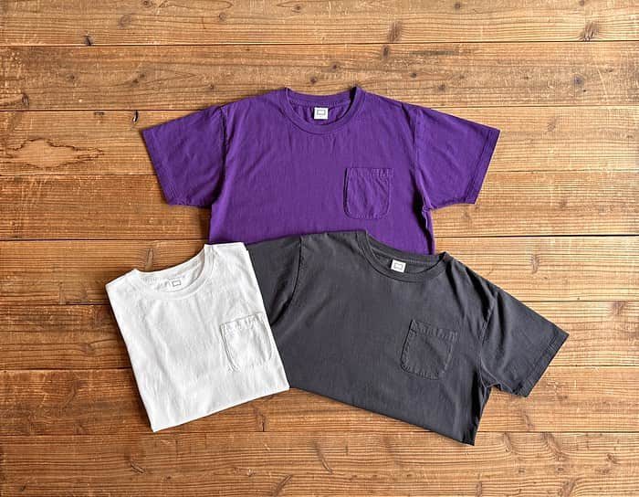 スタンダードカリフォルニアさんのインスタグラム写真 - (スタンダードカリフォルニアInstagram)「ソリッドシリーズよりSD US Cotton Pocket T Vintage Washが入荷しました‼︎  80-90年代のアメリカ製Tシャツを彷彿とさせる生地感が特徴の丸胴USコットン天竺を使用したポケットTシャツ。  ボディを丸胴で仕上げることでよりオリジナルに近い雰囲気に仕上がっています。  シルエットは同じ年代のTシャツのディティールとバランスをイメージしながら着やすく調整、さらにヴィンテージウォッシュ加工を施し長年着込んだかのような味わいある雰囲気を再現しました。 ネームもソリッドシリーズ専用のシンプルなネームにアップデート、同デザインのピスネームもバックのネック部分に配置。ピスネームは取り外しも可能なのでとことんシンプルなデザインを求めてる方にもおすすめです。  今シーズンは新色としてパープルが登場、無地Ｔ好きな方はカラーバリエーションを増やしてみてはいかがでしょう。  SD US Cotton Pocket T Vintage Wash has just arrived!!  『SD US Cotton Pocket T Vintage Wash』 COLOR : Black 、White 、Purple QUALITY ： Cotton 100% PRICE : ￥8,800（税込）  @standardcalifornia_os  @standardcalifornia_movie   #standardcalifornia #スタンダードカリフォルニア #tshirt #tee #tシャツ  #pockettshirt #pockett #ポケットtシャツ  #ポケt #internationalshipping #overseashipping #worldshopping #worldshoppingjp」7月15日 12時08分 - standardcalifornia