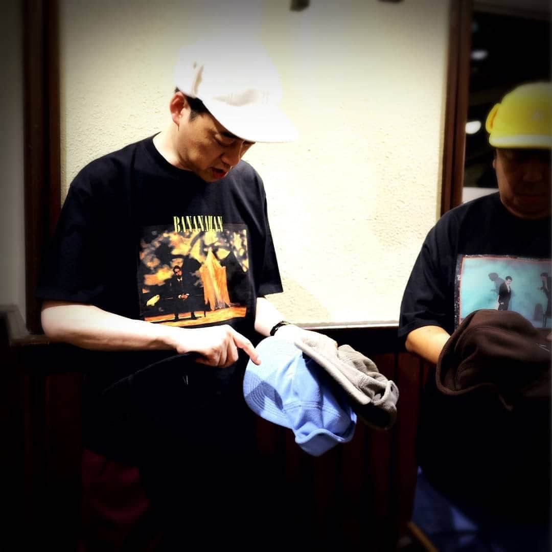 バナナマンさんのインスタグラム写真 - (バナナマンInstagram)「. 【着用アイテム】  設楽 ・フリースCAP　 color : WHT・BLU ・Tシャツ　HIMUDON TEE　color : BLK　 Size：M ・Dickies × bananaman Cotton Work Pants　color :BLD  size:34  日村 ・フリースCAP　 color : YEL ・Tシャツ　 good and evil TEE　color : BLK　 Size：L ・Dickies × bananaman Cotton Work Pants　color : L.BLU size:38  #bananaman  #bananamangoods  #bananamanlive #バナナマン #バナナマンライブ #bananamanliveO #バナナマングッズ」7月15日 12時02分 - bananaman_goods_official