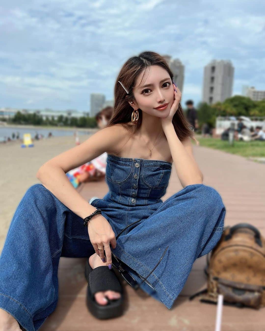 RINAのインスタグラム：「_  @aniend.official さんとのコラボ 第二弾でサンダル販売開始されました♡  とにかく歩きやすくて楽👌 そしてワンポイントのストーンが 可愛すぎる😭😭😭🙏🏻  水着とペアで是非GETしてね💎♡  お洋服は @selectshop__latina さんの✨  #ootd」
