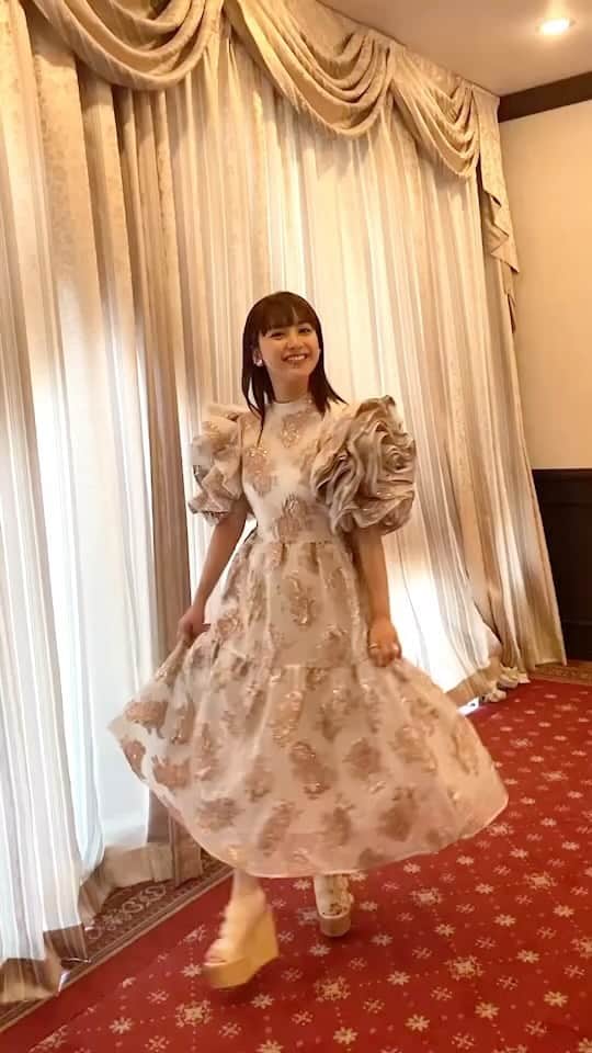平祐奈のインスタグラム：「🌹🩷🩷 今夜23:30~BS朝日 #夜な夜な不思議の館にて  ~御曹司•八木勇征からの招待状~ supported by 原神 みてね🫧」