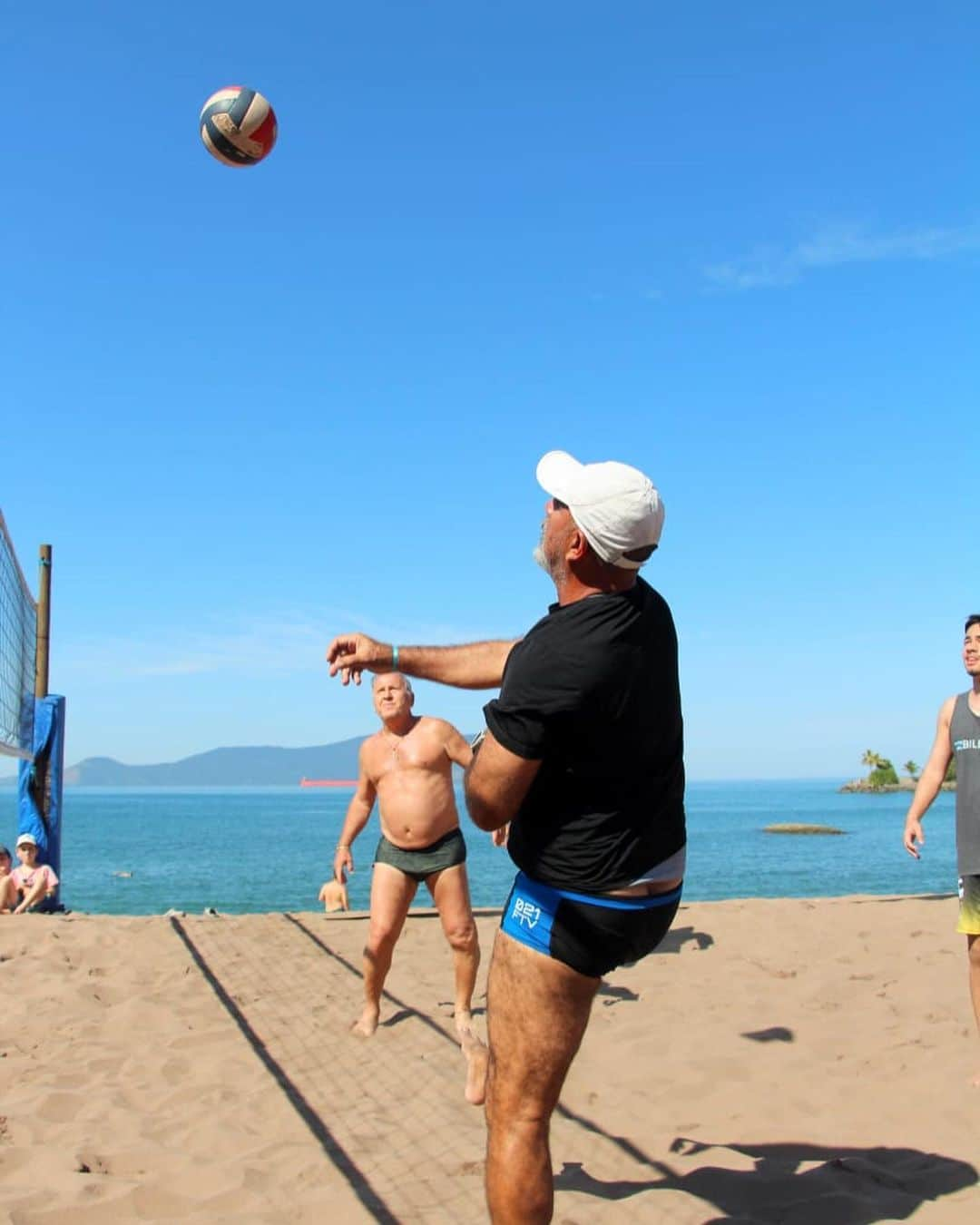 ジーコさんのインスタグラム写真 - (ジーコInstagram)「Uma pausa na clinica de futebol pra dar um coro nos adversários no volei dentro do Club Med Rio das Pedras. Eu, Prof Miguel Habib, Coordenador Rodrigo e o Assistente Diego Filho.」7月15日 12時10分 - zico