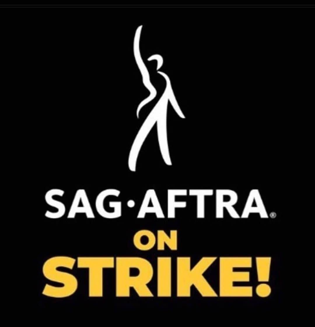 のインスタグラム：「Every actor I’ve ever know is happiest when they are working.  Not a day goes by where we don’t yearn for another chance to do what we love. I say this because we have gone on strike with a heavy heart and a profound sense of consequence for this decision.   We are all aware that this may be a long strike. We are all aware that many of us will be facing hardships. But we are strong, we are fierce warriors and we WILL hold the line.   Please learn about the issues if you are confused why this is happening.  Please consider joining us on the picket lines or on social media to help amplify our voices.   We love what we do. And we are HERE at this moment, not for any other reason than because we know that our ENTIRE future as artists depends on it.   @sagaftra @wgaeast @wgawest @wgastrikeunite #solidarity #labor #strike #actorslife #wgastrong」