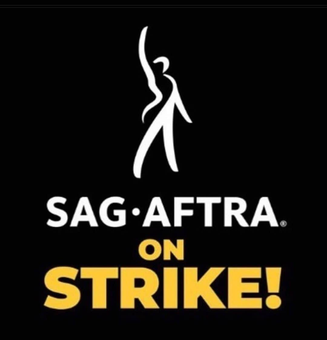 ラファエル・スバージのインスタグラム：「Every actor I’ve ever know is happiest when they are working.  Not a day goes by where we don’t yearn for another chance to do what we love. I say this because we have gone on strike with a heavy heart and a profound sense of consequence for this decision.   We are all aware that this may be a long strike. We are all aware that many of us will be facing hardships. But we are strong, we are fierce warriors and we WILL hold the line.   Please learn about the issues if you are confused why this is happening.  Please consider joining us on the picket lines or on social media to help amplify our voices.   We love what we do. And we are HERE at this moment, not for any other reason than because we know that our ENTIRE future as artists depends on it.   @sagaftra @wgaeast @wgawest @wgastrikeunite #solidarity #labor #strike #actorslife #wgastrong」