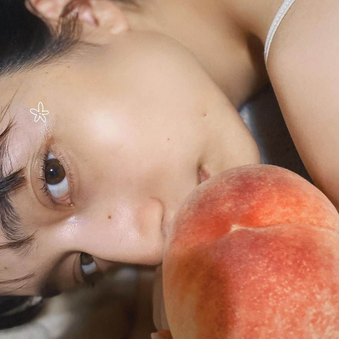 のインスタグラム：「山梨、怒涛のフルーツシーズンが来る🍑  そんな山梨で 7/1から始まったワクワクすること  世間話のように、 誰かのおすすめを、 その人の言葉で知れたらなー。 ついでに私のおすすめの場所も 紹介できたらなー。  そんなアプリ。  今、山梨県立美術館で開かれている「ミレーと4人の現代作家たち」に併せて、「好きな場所を探せるアプリ SPACY」でのコンテンツ配信がスタート！  地元の大好きなお店や場所を、 私も本気でオススメしたいし、 誰かに本気でオススメされたい。  山梨にゆかりのある人たちの、その人それぞれの推しポイントがこのマップに詰まってます！！  8/27までの特別展「ミレーと4人の現代作家たち」会期中にぜひ県立美術館へ、そしてSPACYで素敵な場所を見つけて、甲府のあちこちでの体験も添えてもらえたら、と甲府大使は思っております🫠❤️」