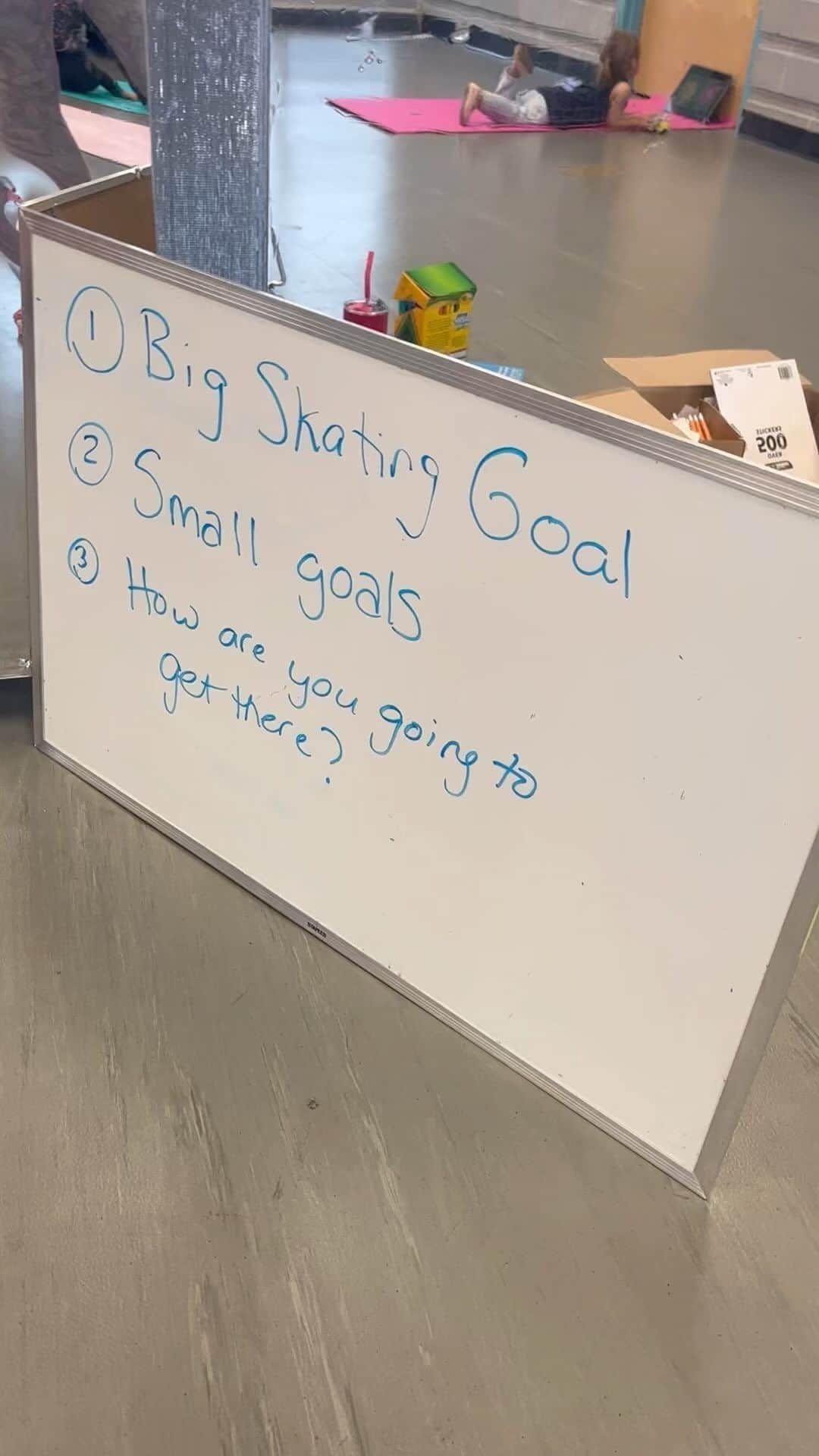 メーガン・デュアメルのインスタグラム：「So proud of the world class off ice program I have been able to put together with @skateoakville !!  From Star 1 to World and Olympic skaters, there is something for everyone. Strength training, jumps, skipping, essentrics and not included in video but also ballet and stretch class!   Thank you to all the amazing instructors I’ve been able to assemble!  @josephinecuthill doing essentrics/Pilates training  @4baesjumps leading skipping classes  @ericaherridge for stretching  @progressingballettechnique   And I round out the group with the sport specific strength and cardio, as well as todays classroom learning :)  Love helping skaters put a bigger focus into all things off ice training ❤️  #figureskating #skateoakville」