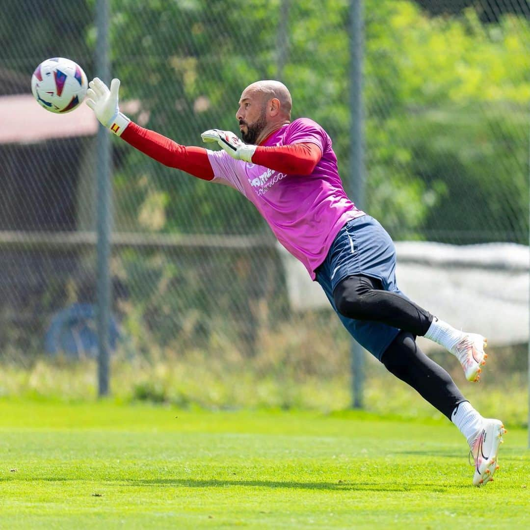 ホセ・マヌエル・レイナのインスタグラム：「¡¡Trabajo y ➕ trabajo!! 🧤💥🟡 #Preseason #Endavant」