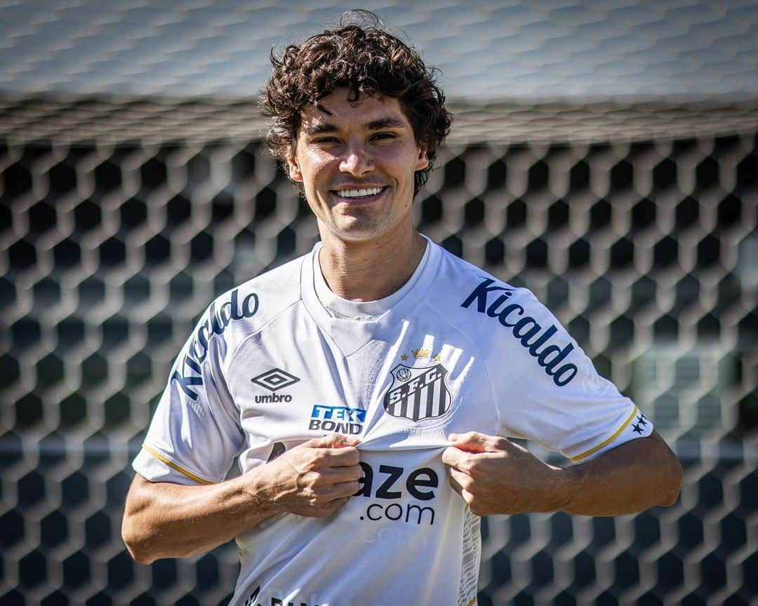 ドドのインスタグラム：「Matando a saudade do gramado do Templo Sagrado! ⚪️⚫️  📸 @raulbaretta_photo / Santos FC」