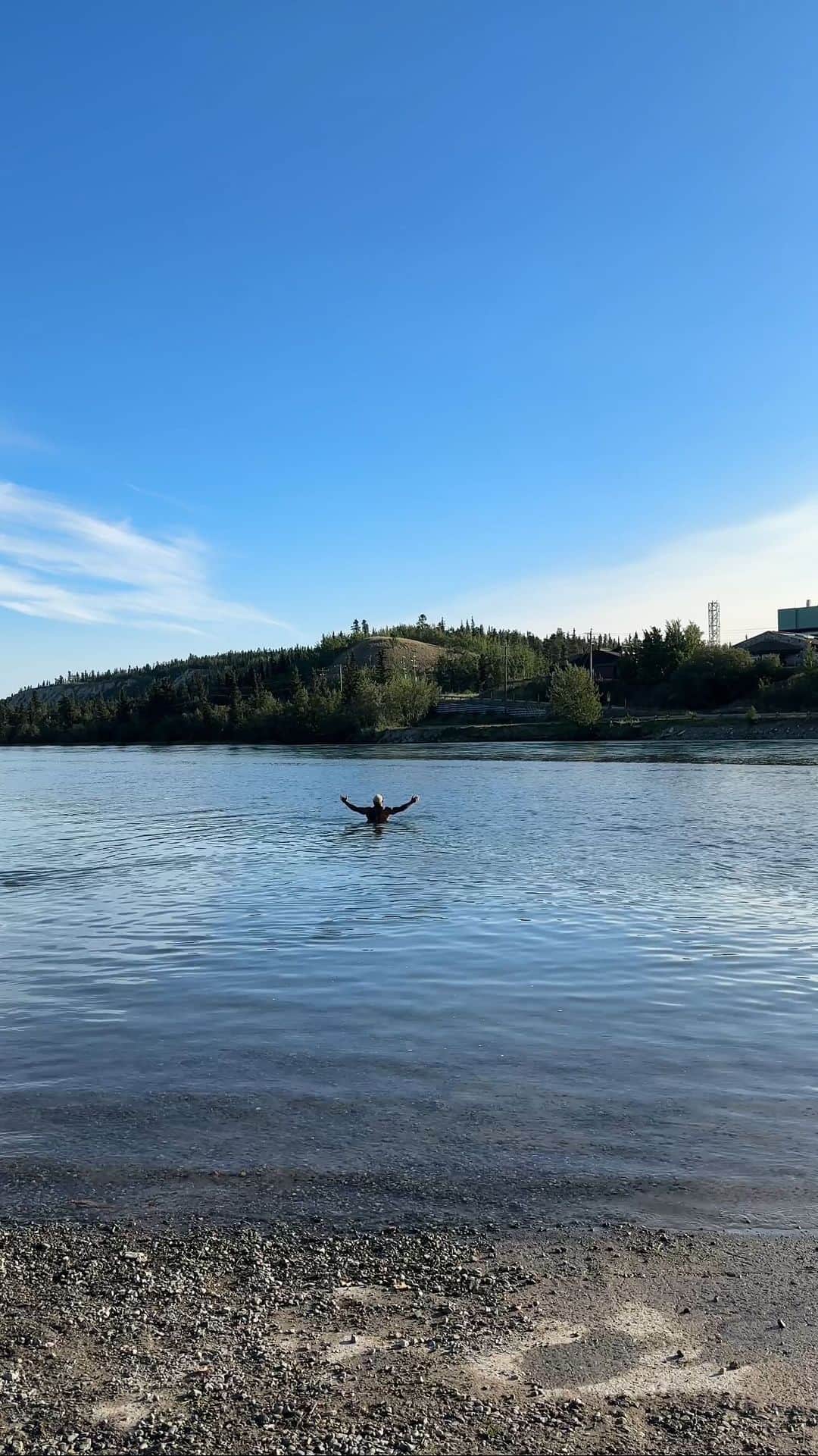 アシュリー・ケインのインスタグラム：「7am - Becoming at one with the Yukon 🍁  Under 24 hours until we embark on the Worlds Toughest Survival Endurance Race - 1,000 miles from Canada to The Arctic Circle to Alaska.  Yukon1000 - The Final Frontier.. No turning back ✊🏾  𝘿𝙤𝙣𝙖𝙩𝙞𝙤𝙣 𝙇𝙞𝙣𝙠 𝙄𝙣 𝙈𝙮 𝘽𝙞𝙤」