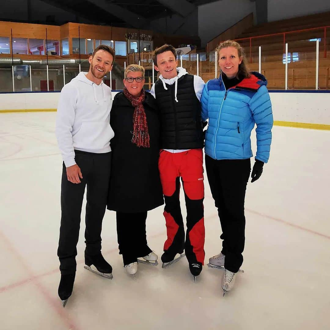 Phil Harrisのインスタグラム：「It's taken a while to post but thank you to @justus_strid for putting your trust in me once again and inviting me on another wonderful @skate.island camp this year! 🌴⛸️ It was great to be back working with you and the whole team! 🇬🇧🇸🇪 Well done to all the skaters that worked incredibly hard during the camp! Good luck to you all for this coming season! 👏🏼💪🏼✨ . #skateisland #iceskating #figureskating #hardwork」