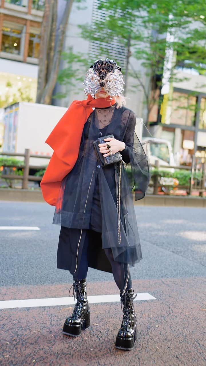 Harajuku Japanのインスタグラム：「15 Tokyo Street Styles in Harajuku w/ Avantgarde Chinese Fashion, Young Japanese Designers, Ano Fans, Twins & Mikio Sakabe  Let us know which of these recent street styles are your favorites! The weather is getting too hot here in Tokyo, but Harajuku people won’t let it stop them from enjoying fashion. This video starts off with Ema wearing a headpiece by rising star Chinese designer @_yueqiqi (popular in the Harajuku scene). We’re always happy to see @blood.a.r.t’s amazing fashion since she only visits Tokyo a few times a year. @nanamotoyoshi7 is a Japanese singer, followed by the Harajuku-famous twins @masonrion. The structural top worn by @2hxiaogui was designed by @windowsen (another rising Chinese fashion designer). We were also happy to meet a group of three colorful Ano fans and Harajuku model @ikill_x channeling Chi. Young Japanese fashion designers @kyopppe and @rinne_kia8 are both well known personalities in the Tokyo street style scene. Please leave a comment and let us know what you’d like to see more of in the future, see you in Harajuku, and thank you for watching!  In this street snap video: @emaherself @blood.a.r.t @nanamotoyoshi7 @masonrion @madonna.77768 @2hxiaogui @veccerum @2v2_2v2 @doi.kr @n.cutegir1 @ikill_x @kyopppe @daremoshinzinai_____ @yurinaoto (wearing @mikiosakabe sneakers) @rinne_kia8  #streetfashion #ChineseFashion #JapaneseStreetwear #streetstyle #avantgardefashion #fashion #style #HarajukuFashion #JapaneseFashion #JapaneseStreetFashion #JapaneseStreetStyle #Japan #Tokyo #TokyoFashion #原宿 #KawaiiFashion #Harajuku #ファッションウィーク #ストリートファッション #ストリートスタイル #gothicfashion #twinsfashion」