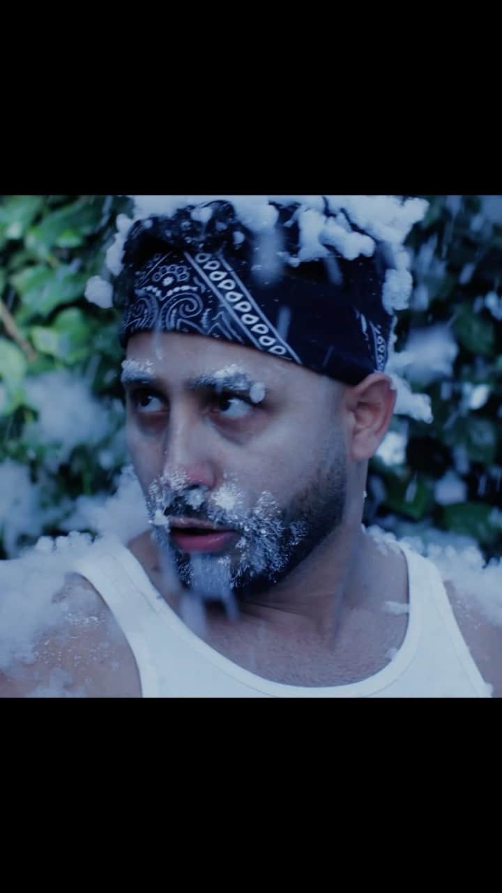 Anwar Jibawiのインスタグラム：「Gangsters don’t get cold 🥶」