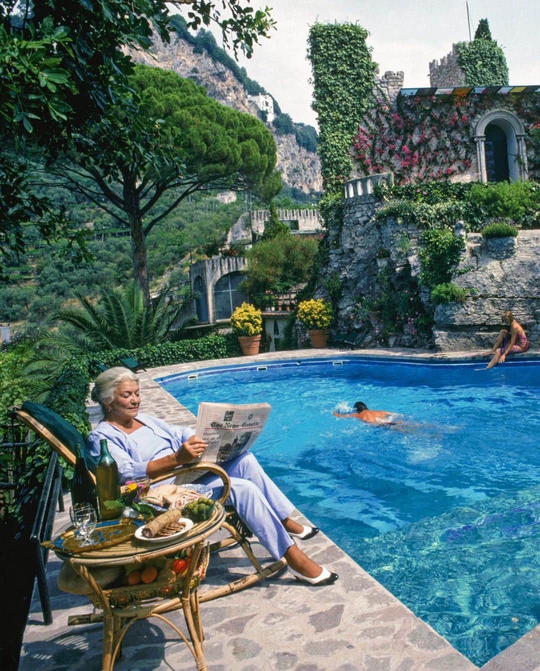 Blonde Saladさんのインスタグラム写真 - (Blonde SaladInstagram)「Louis Vuitton kicks off the summer season with a new Fashion Eye Collection photo book.   After the French Riviera, American photographer Slim Aarons captures the glamour and carefreeness of summer in Italy from the 1960s to the 1980s.   American Slim Aarons was unrivaled in his ability to inspire the dolce vita through his shots wherever he went. After Fashion Eye French Riviera, published by Louis Vuitton in 2019, the photographer returns to the Italian coastline to portray the legendary world of the jet set and movie stars, delving into the splendor and joie de vivre from the 1960s to the 1980s, around the pool of the Pellicano hotel or on a majestic yacht in Sardinia.   Legendary shots that give off the idea of summer and the carefreeness of another era. ⛱️  📸 Courtesy of Louis Vuitton  #Italy #EstateItaliana #ItalianRivieras #LV #LouisVuitton #TheBlondeSalad」7月15日 4時23分 - theblondesalad