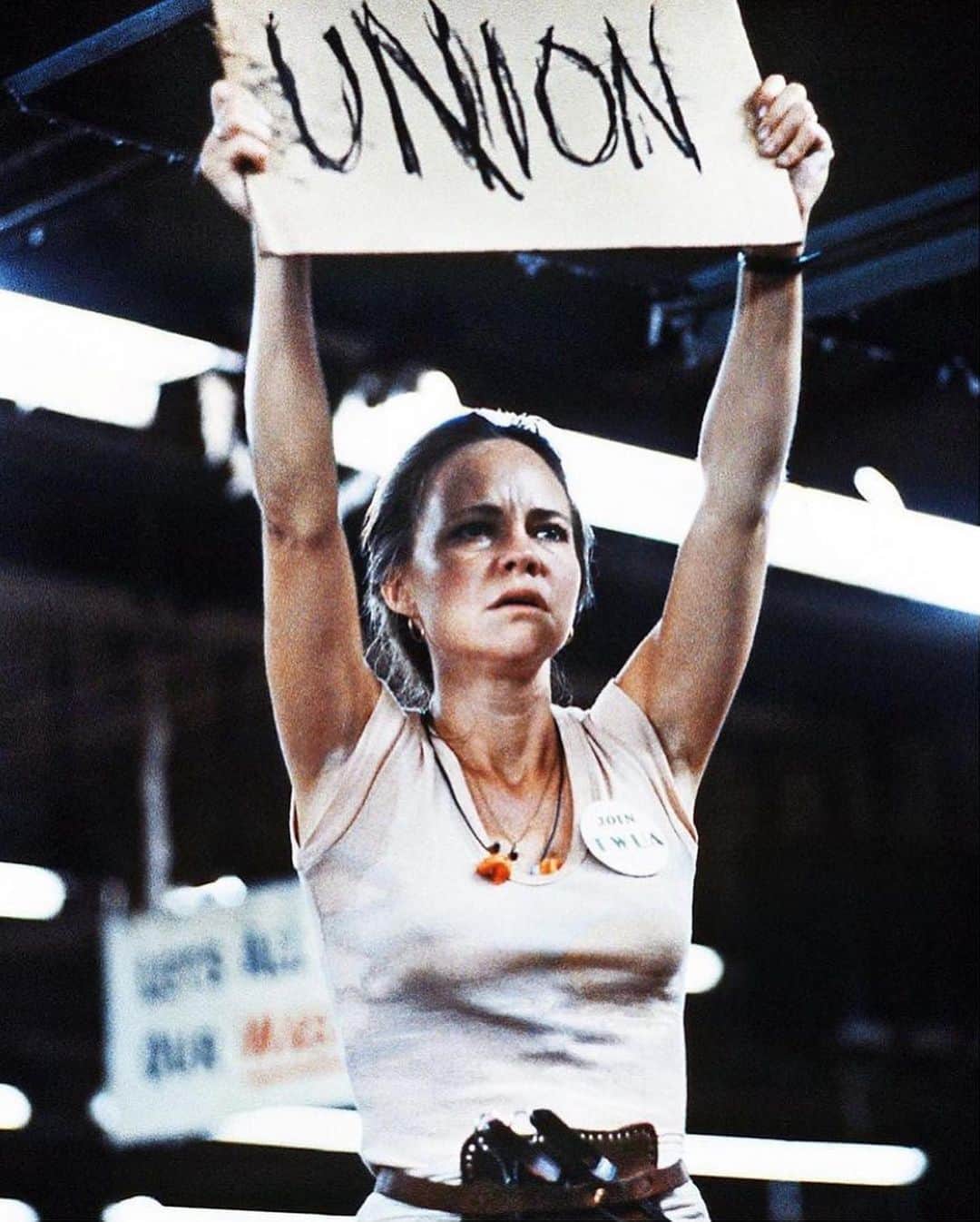 ミア・マエストロのインスタグラム：「On strike ✊🏽✊ Union Strong #SAGStrike #WGA #SAGAFTRA #SAGAFTRAStrong #SAGAFTRAStrike @sagaftra」